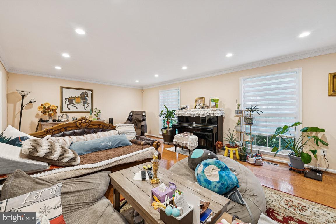 LANGLEY OAKS - Residential