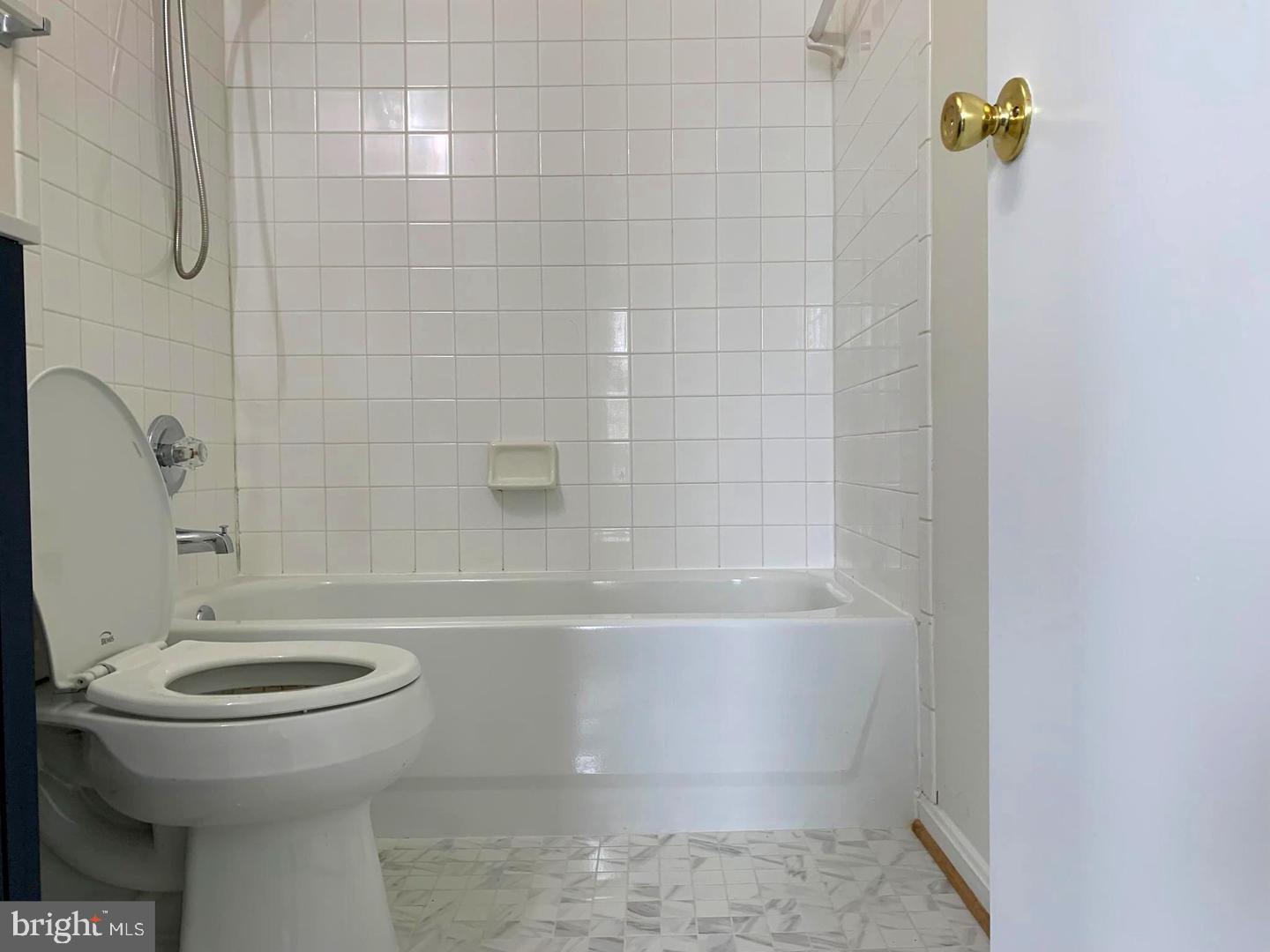 WILLOWS OF POTOMAC - Residential Lease