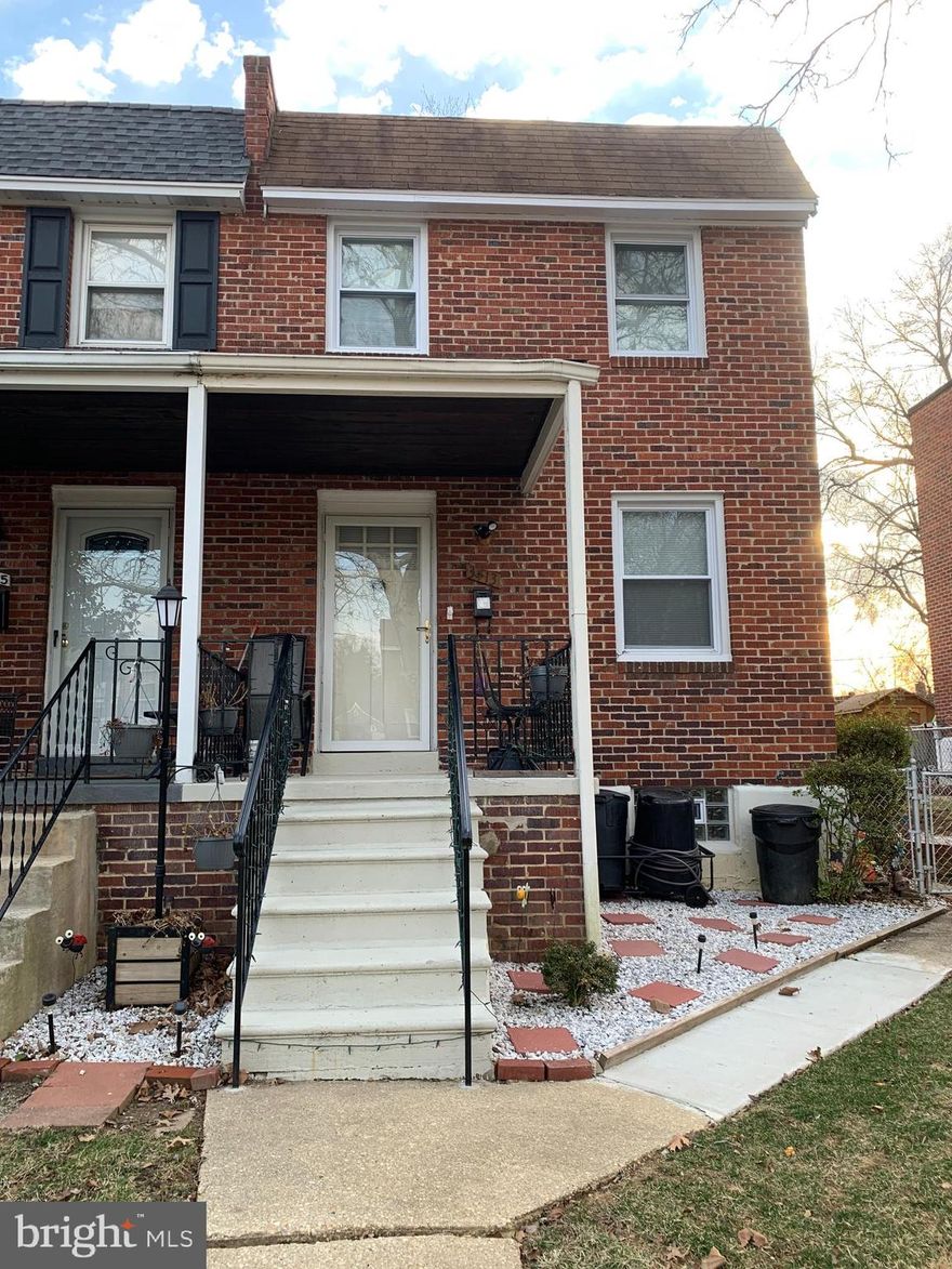 RELEASES RECEIVED !!! BUYERS FINANCING FELL THROUGH....we are all packed up in boxes and ready to settle  and we just found out today.

At any rate, as I stated we are all packed up and boxes are everywhere, so please overlook all the packing.
Cash or conventional prefered, seller does not want to deal with repairs  thank you! 
Home inspection report available..full coverage with an American Home Shield Plus Warranty!
Seller needs to find home of choice.