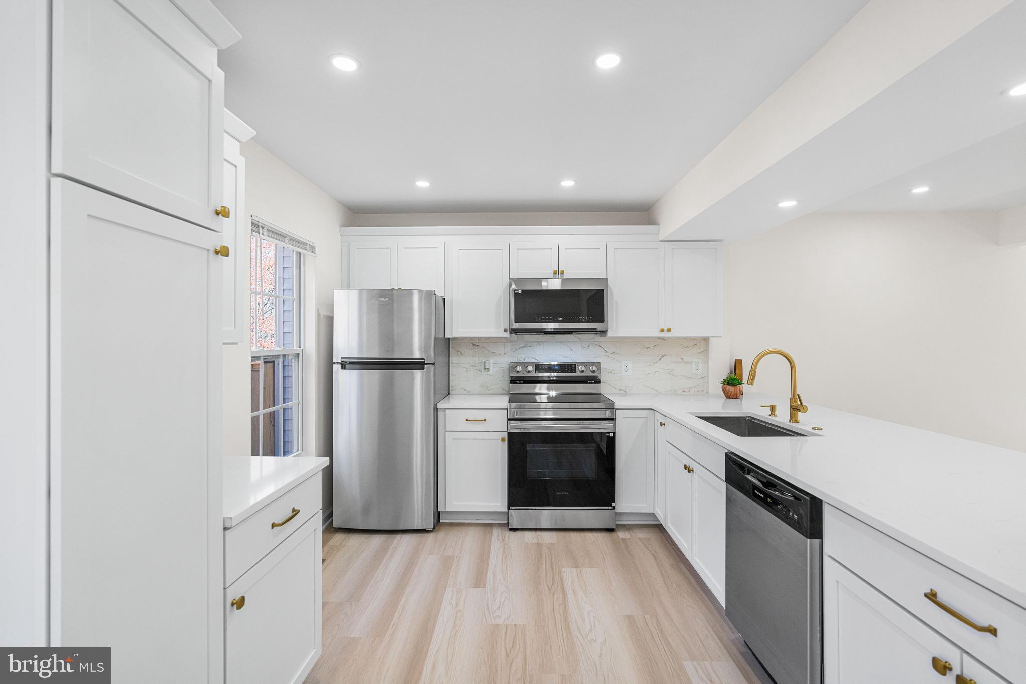 COLONY SQUARE - Residential