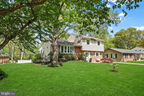 Photo of 32 Severndale Road, SEVERNA PARK, MD 21146 (MLS # MDAA2141518)