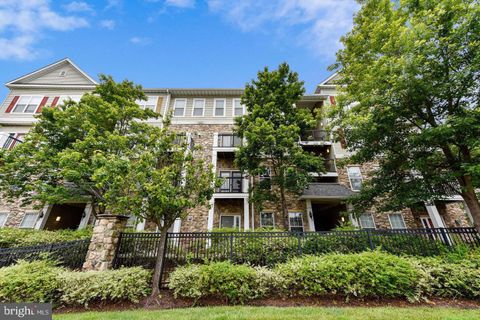 Photo of 5121 - B Travis Edward Way #B, CENTREVILLE, VA 20120 (MLS # VAFX2311334)