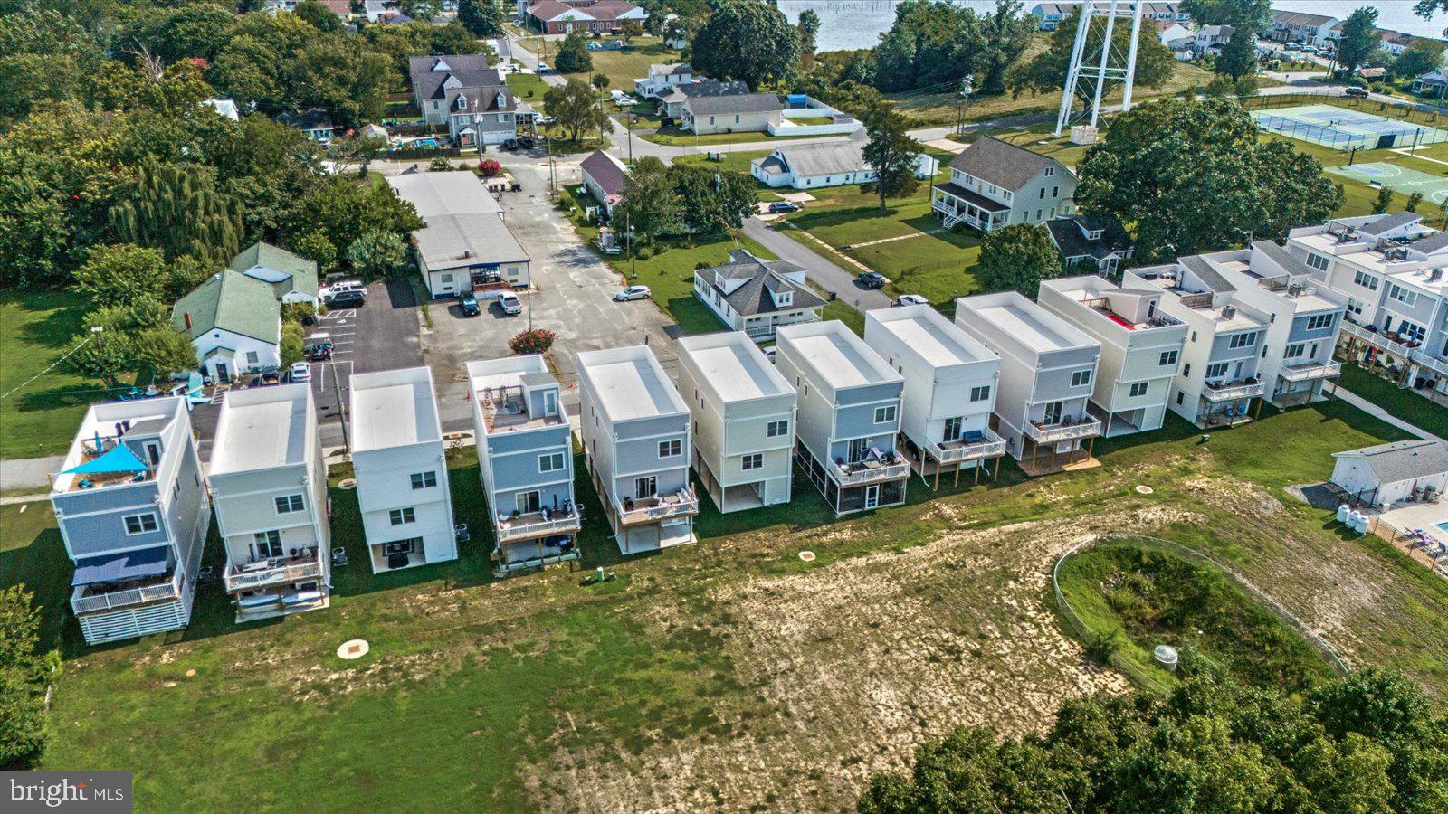 COLONIAL BEACH - Residential