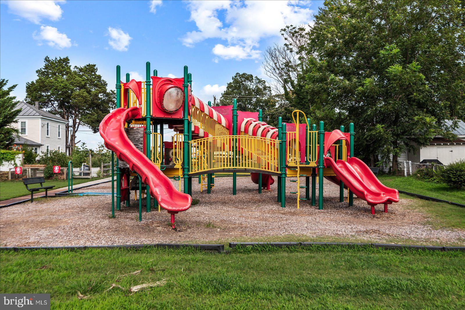 COLONIAL BEACH - Residential