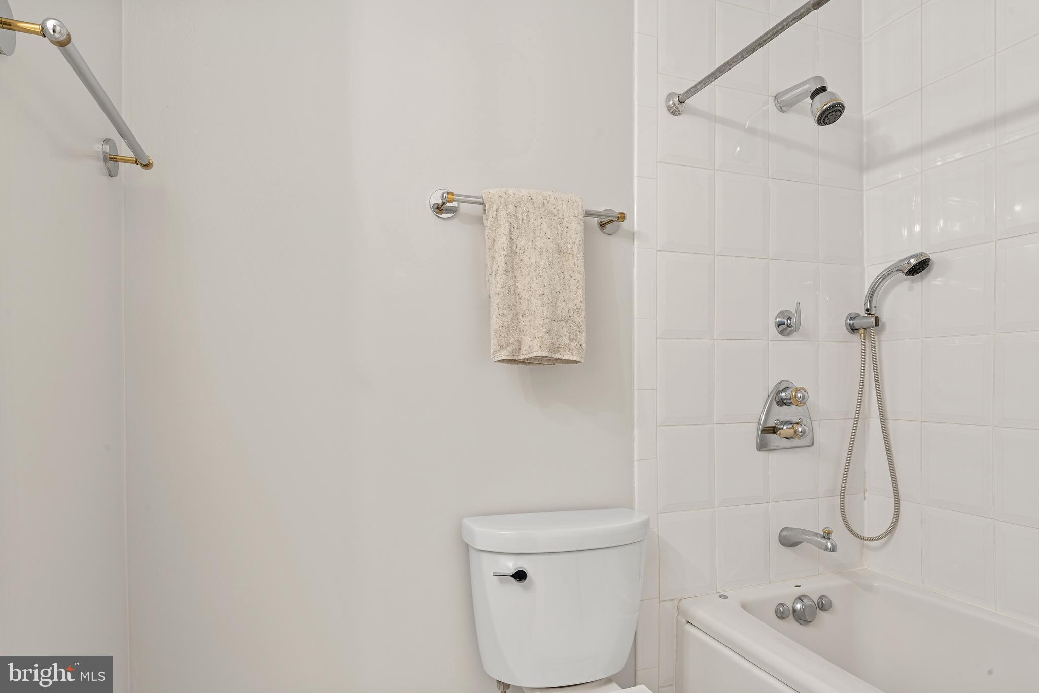 ROLLING HILLS - Residential