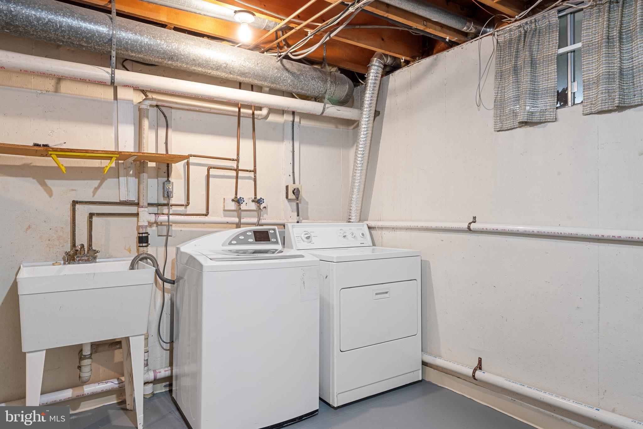 ROLLING HILLS - Residential