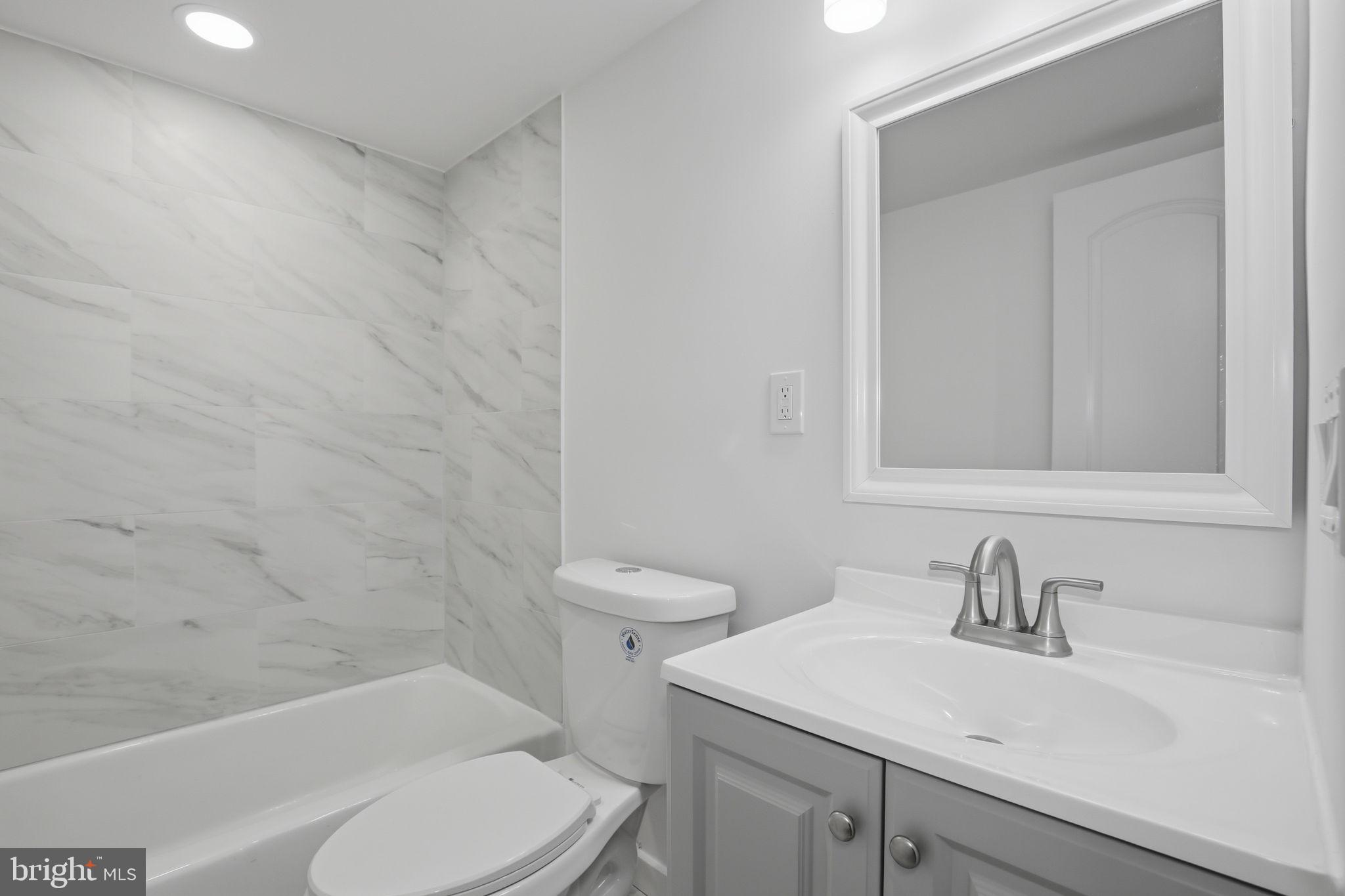 CENTER COURT - Residential