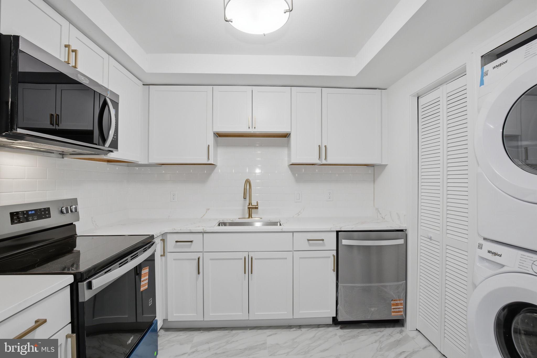 CENTER COURT - Residential