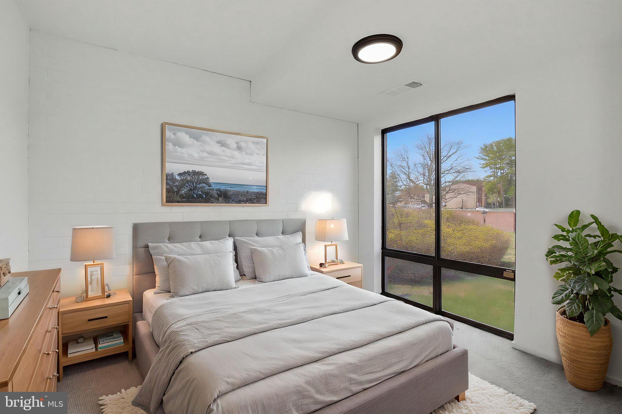 CENTER COURT - Residential