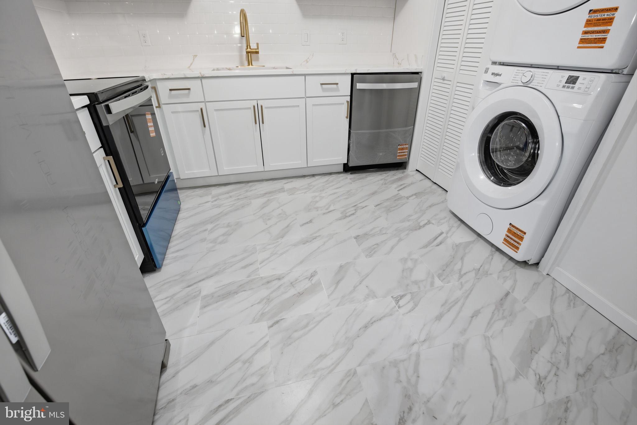 CENTER COURT - Residential