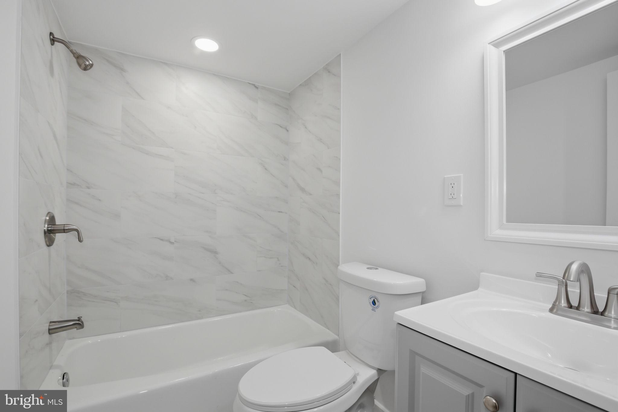 CENTER COURT - Residential