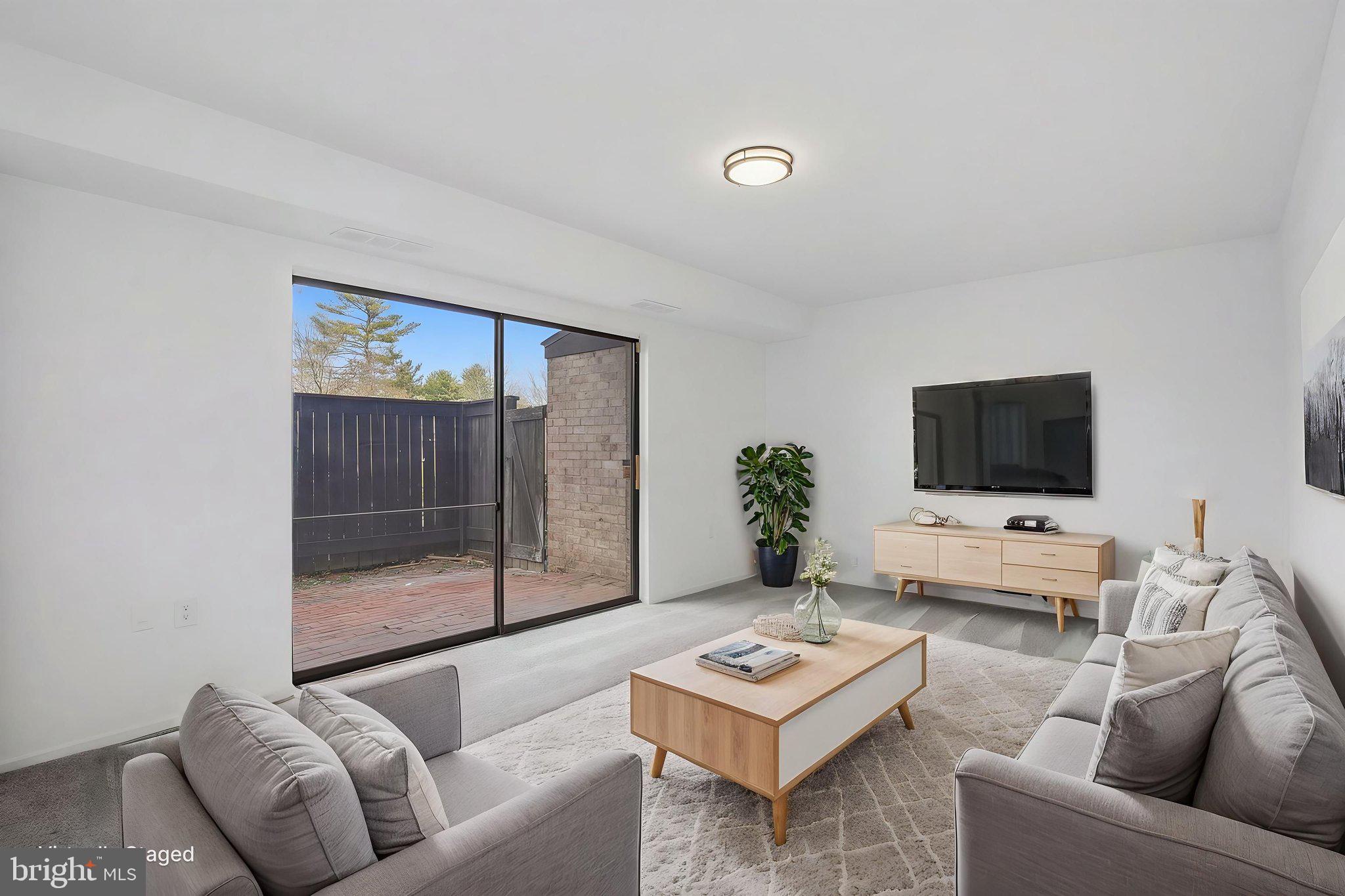 CENTER COURT - Residential