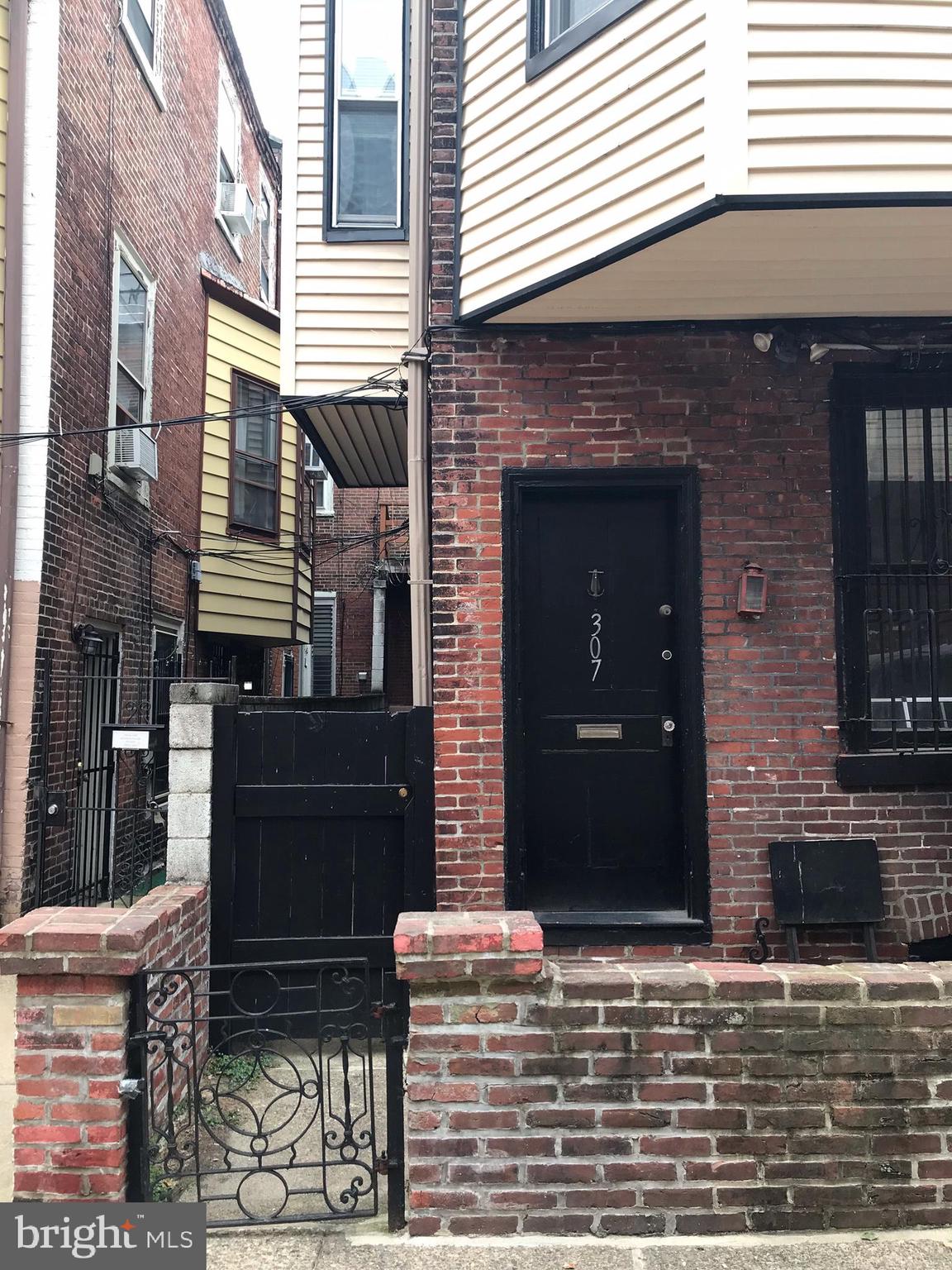 Great Location walking distance to shopping, hospital, banks , and restaurants,
the rent includes Water and heat is included the rent.