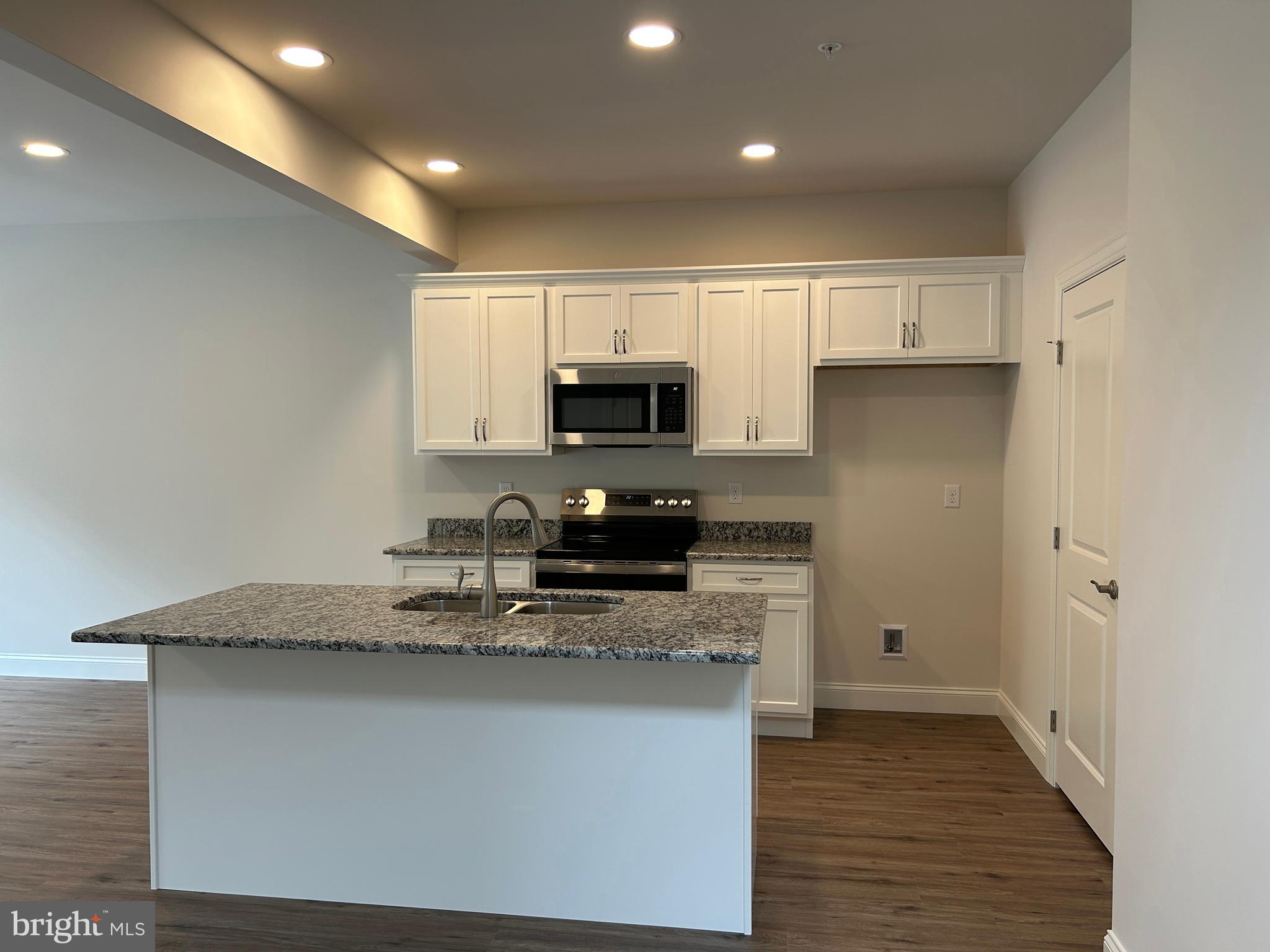 WOODLAND HILLS - Residential