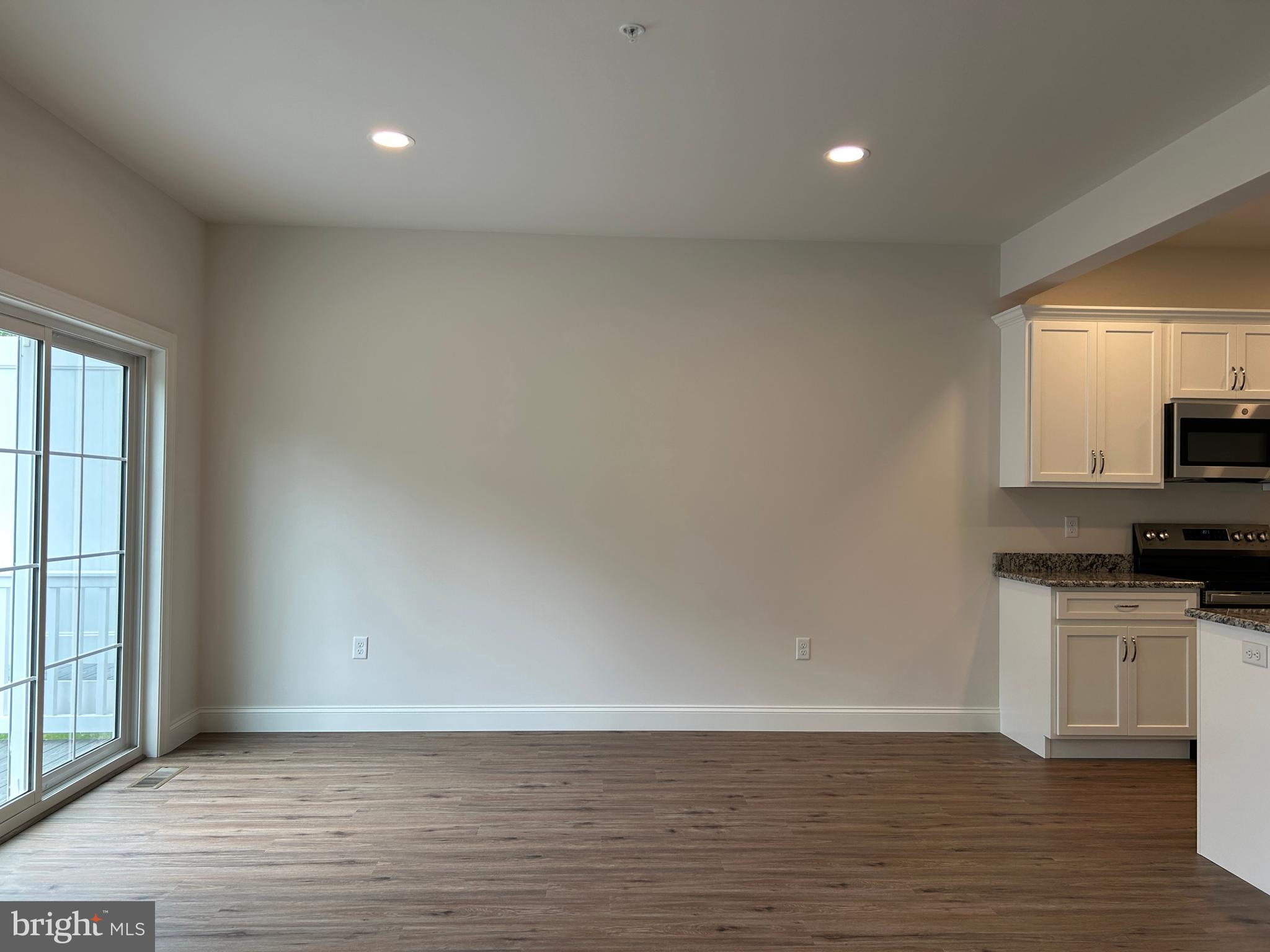 WOODLAND HILLS - Residential