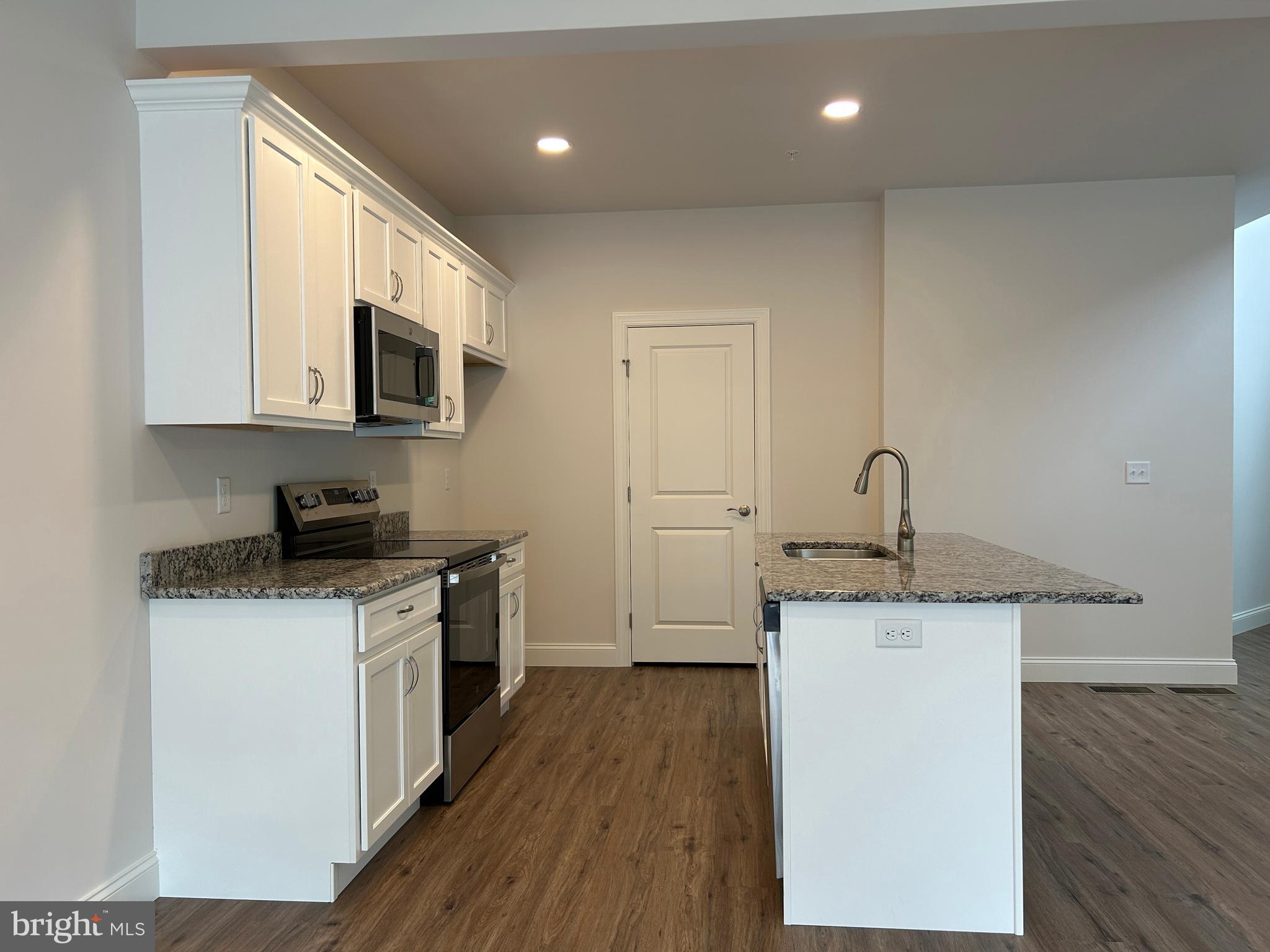 WOODLAND HILLS - Residential