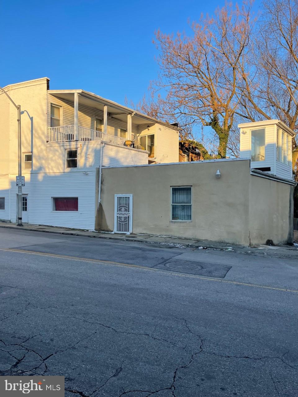 Main image without alt text