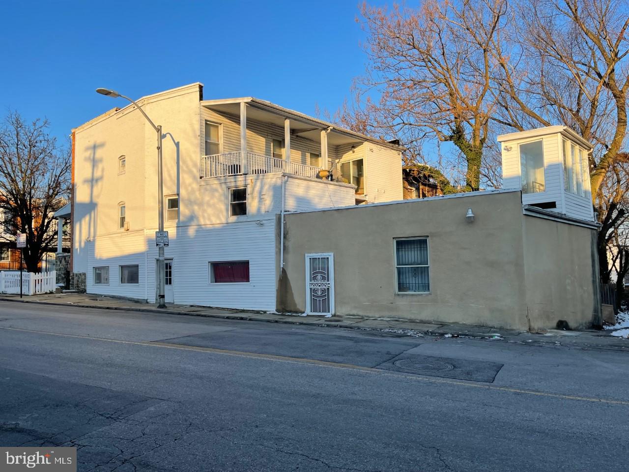 Main image without alt text