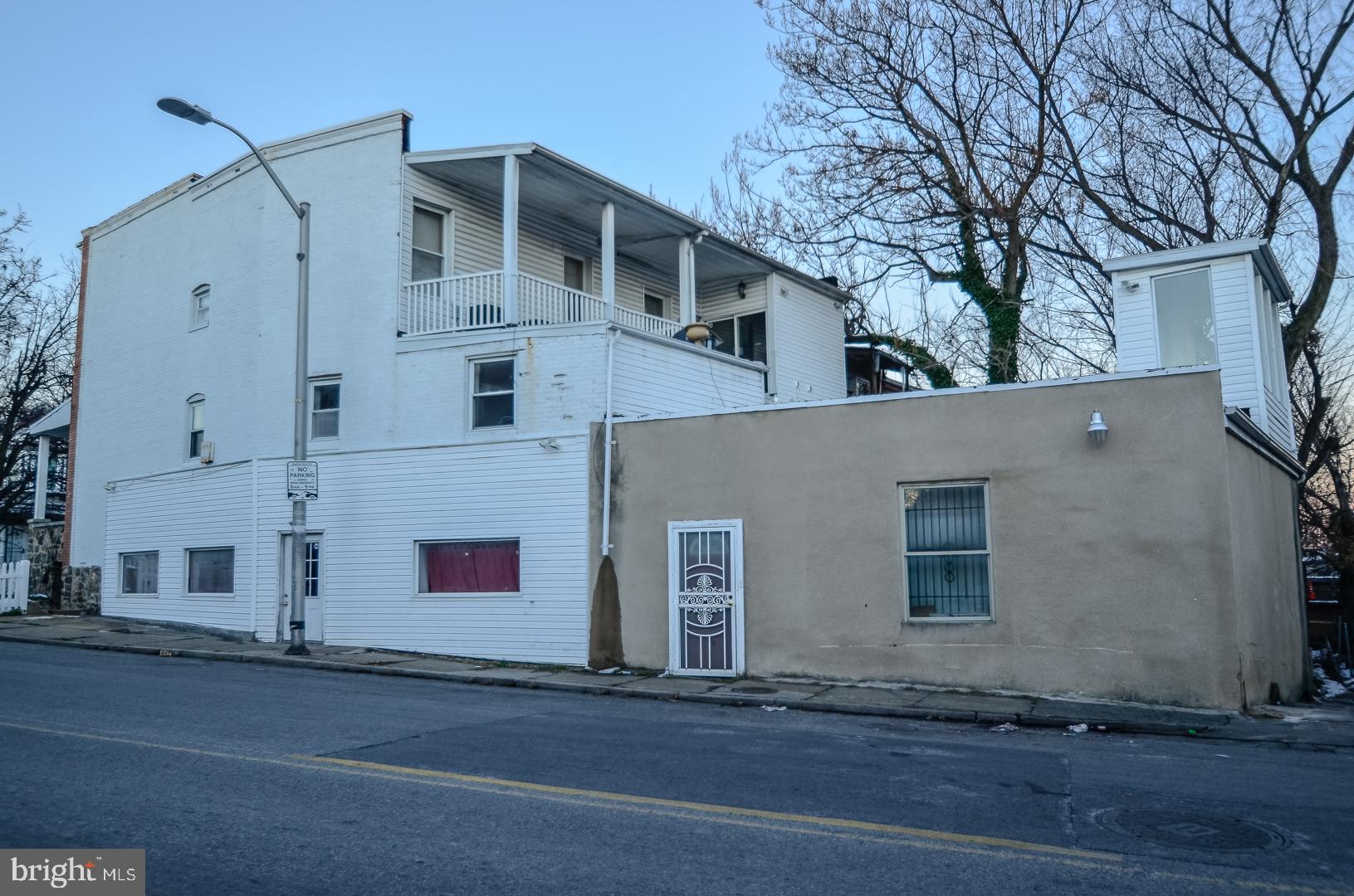 Main image without alt text