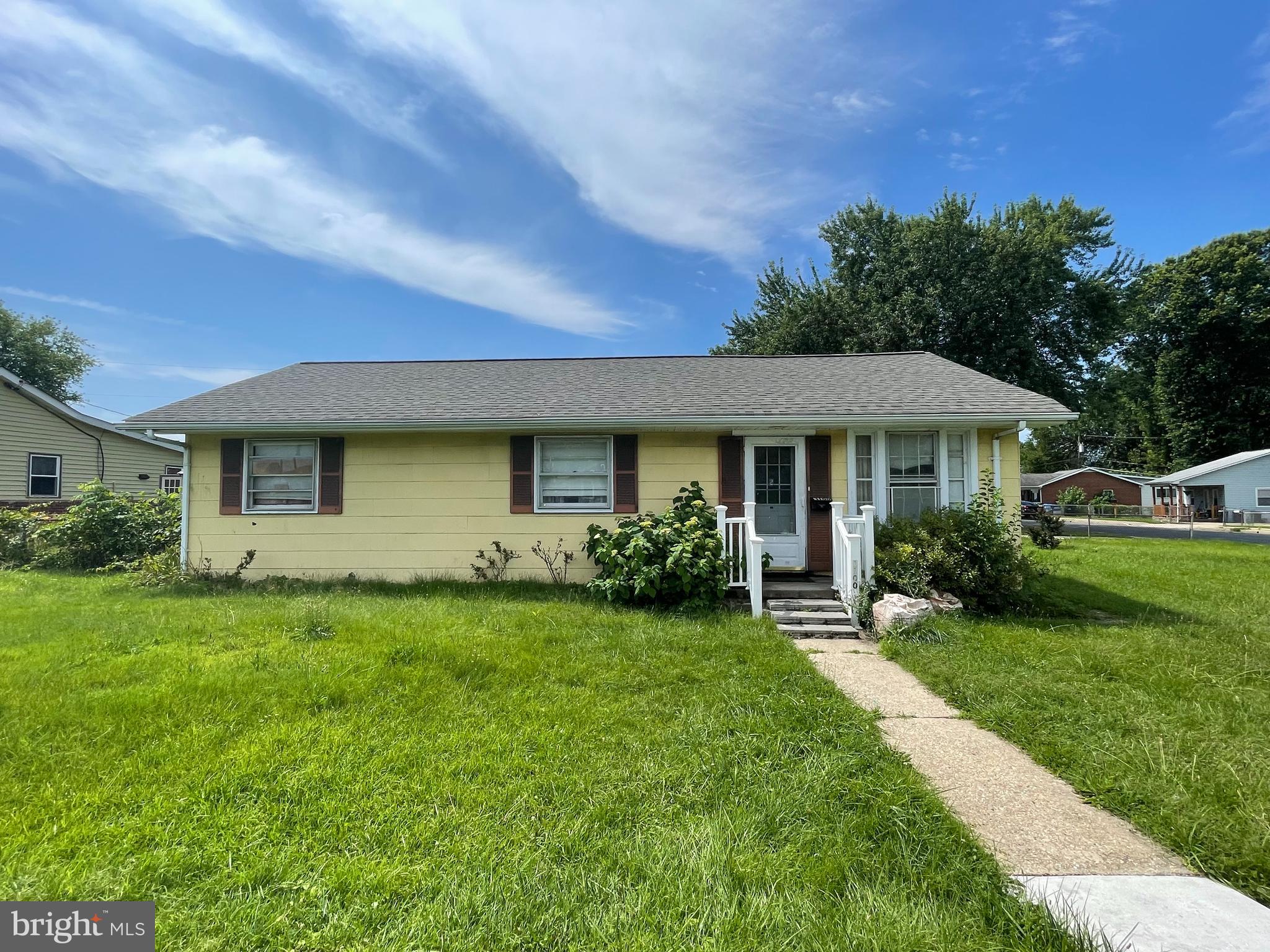 Investor Special – Tons of Potential!
This 3-bedroom, 1-bath fixer-upper sits on a large corner lot in a desirable neighborhood. A bonus back room off the kitchen offers the possibility of a 4th bedroom or office, adding even more value.
With plenty of upside, this property is perfect for a rental investment or flip project. It needs significant work, but updated homes in the area are selling for close to $285,000
Sold As-Is. Bring your vision and tools – this is an opportunity you don’t want to miss!