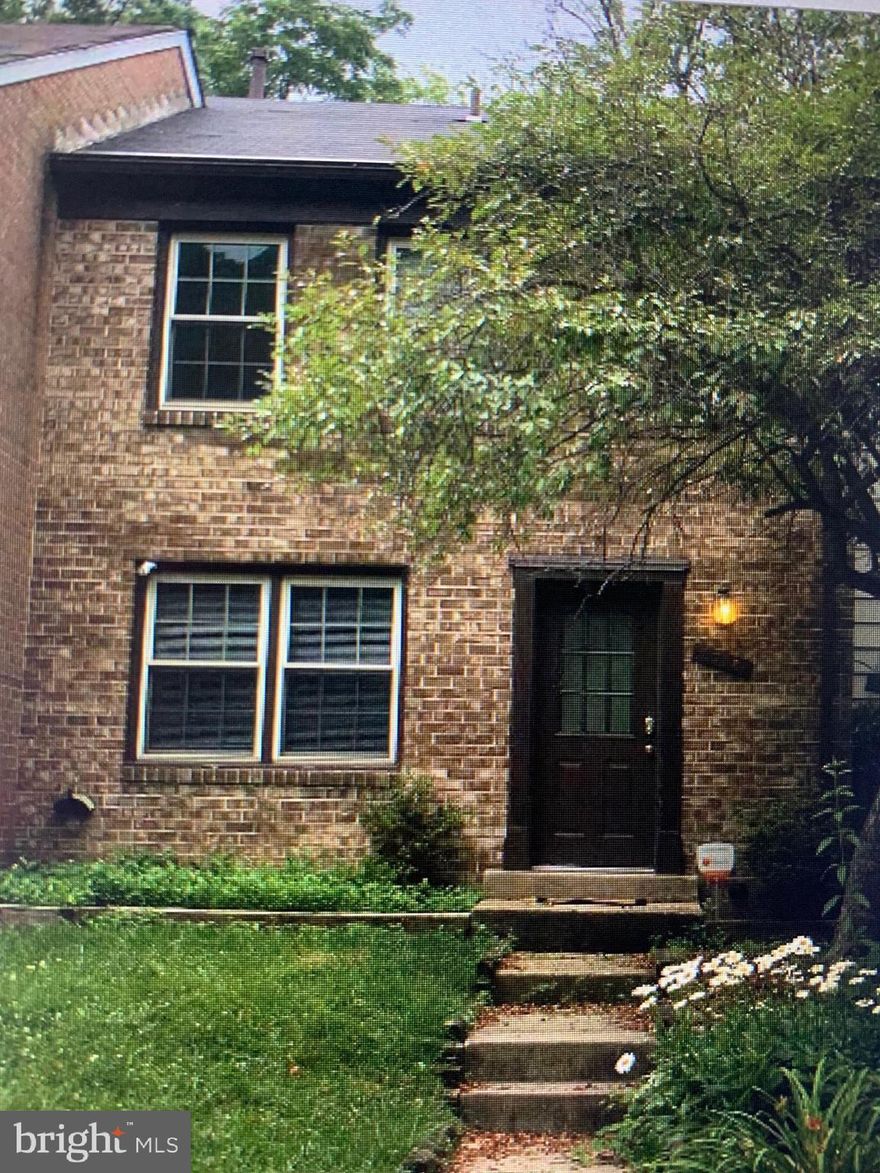 INVESTOR SPECIAL!!!! SELLER SELLING AS-AS

3 LEVEL TOWNHOME OFFERS SPACIOUS LIVING SPACE. BACKS TO WOODS AND NEARBY WALKING PATH. SUNKEN LIVING ROOM AND DINING ROOM. WALKOUT LOWER LEVEL. VERY QUIET STREET, TUCKED AWAY FROM BUSY 175 AND SNOWDEN RIVER PARKWAY. HUGE LAUNDRY ROOM OFFERS LOTS OF POTENTIAL FOR STORAGE IDEAS. CLOSE TO SHOPPING AND RESTAURANTS.  EASY ACCESS TO 175/SNOWDEN/95/100.