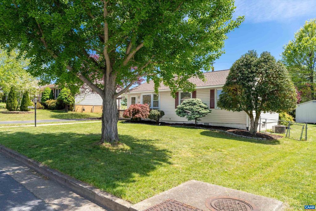 Photo of 124 James Ave, WAYNESBORO, VA 22980 (MLS # 676253)