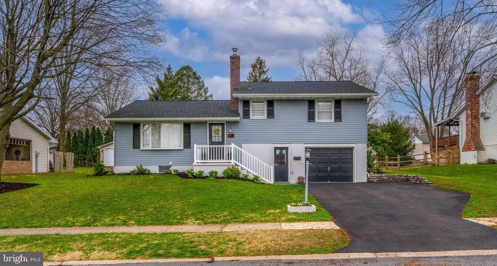 Photo of 17 Briarcliff Road, ELIZABETHTOWN, PA 17022 (MLS # PALA2084834)