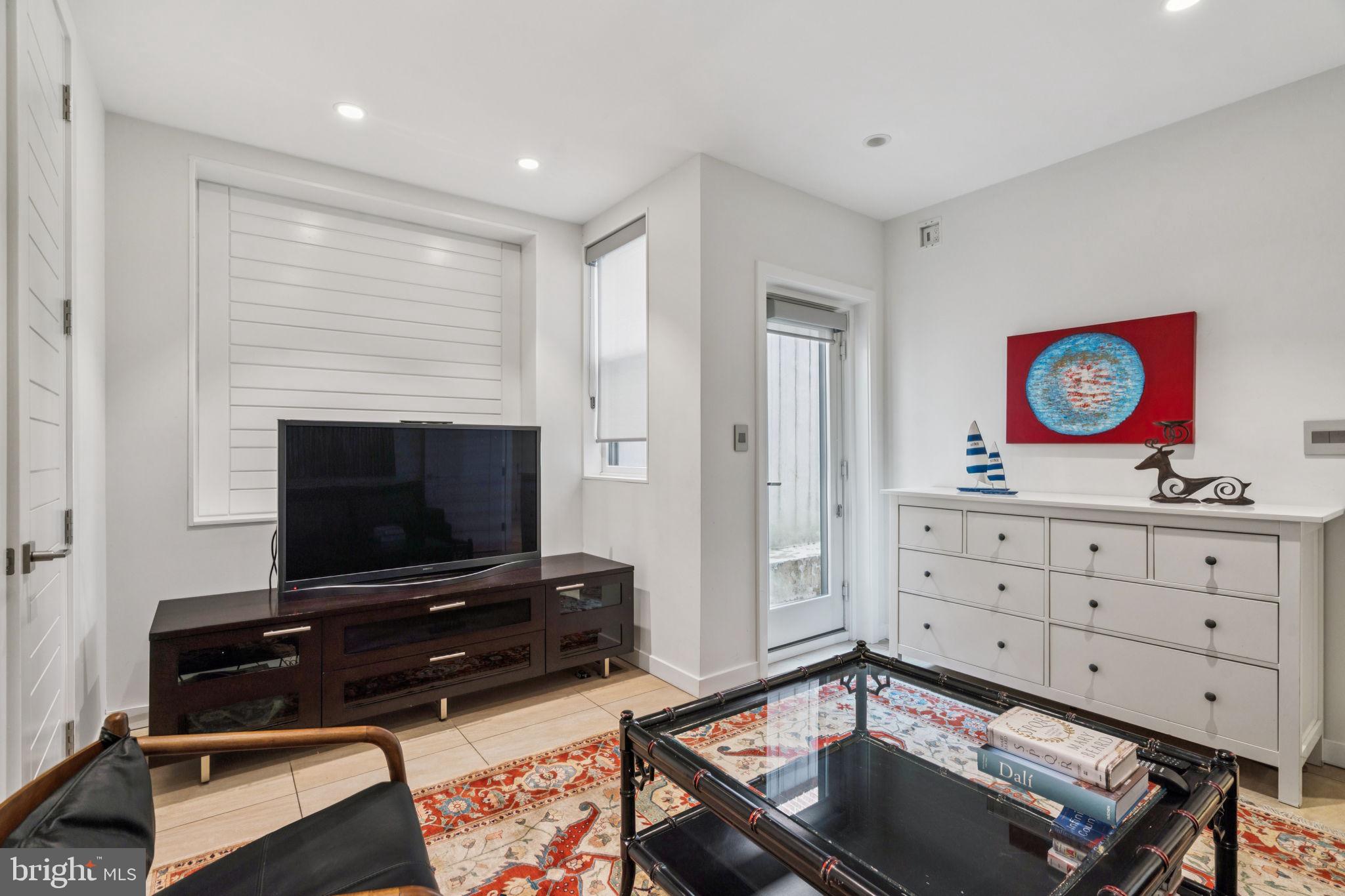 LOGAN SQUARE - Residential