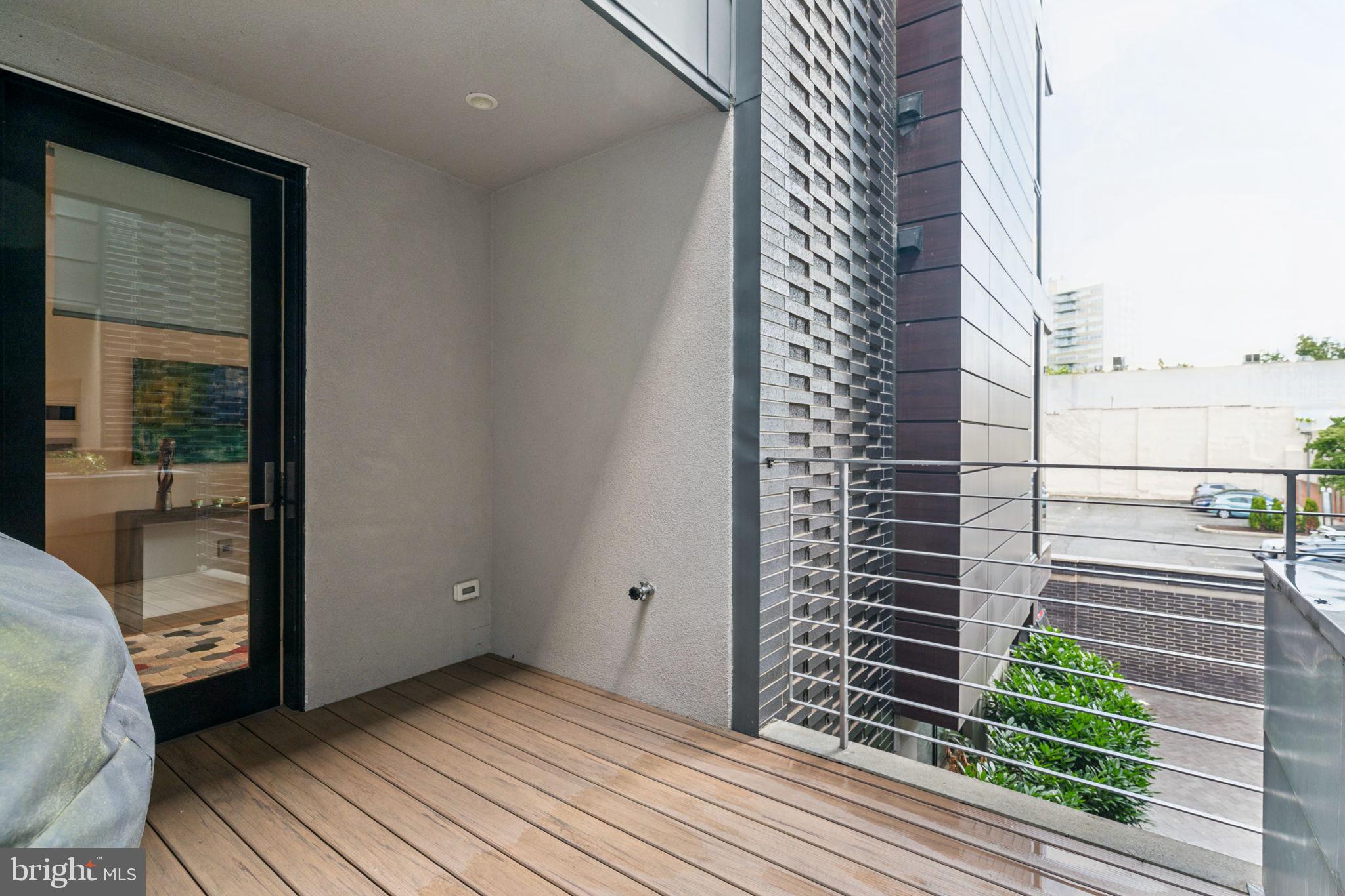 LOGAN SQUARE - Residential