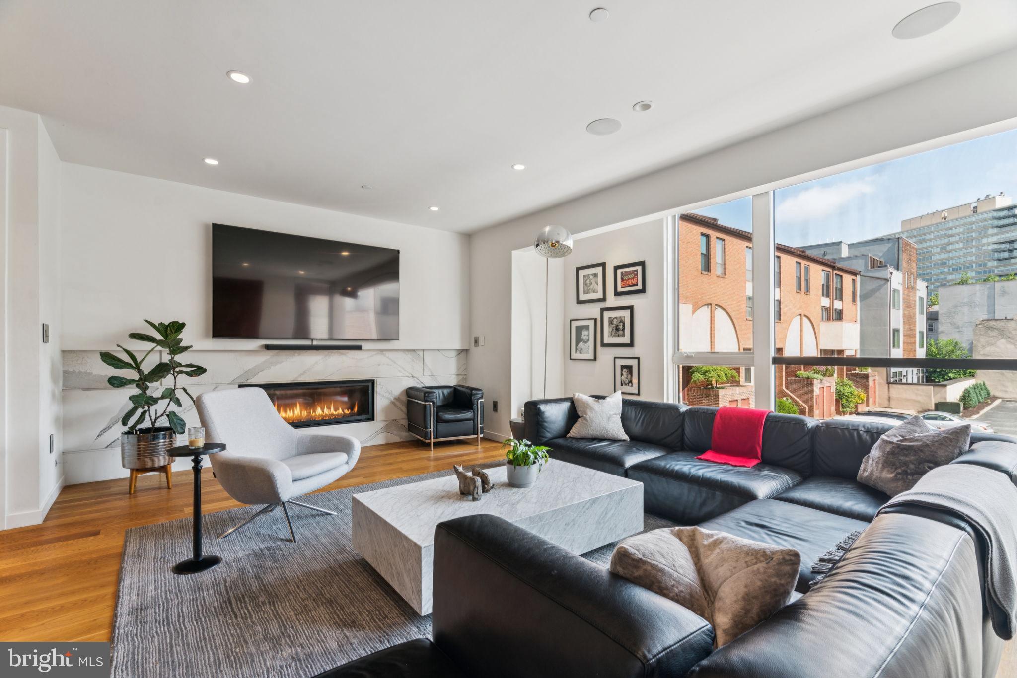 LOGAN SQUARE - Residential