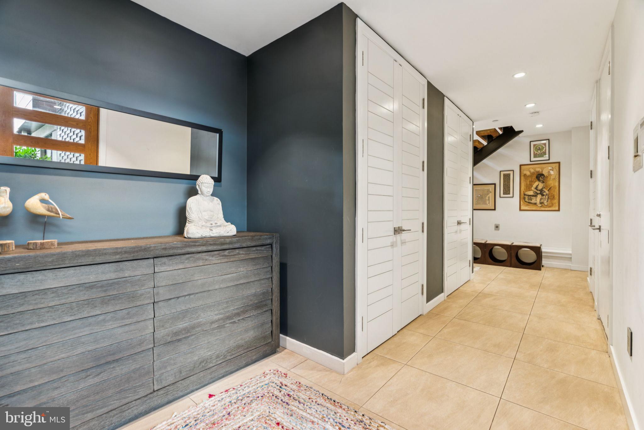 LOGAN SQUARE - Residential