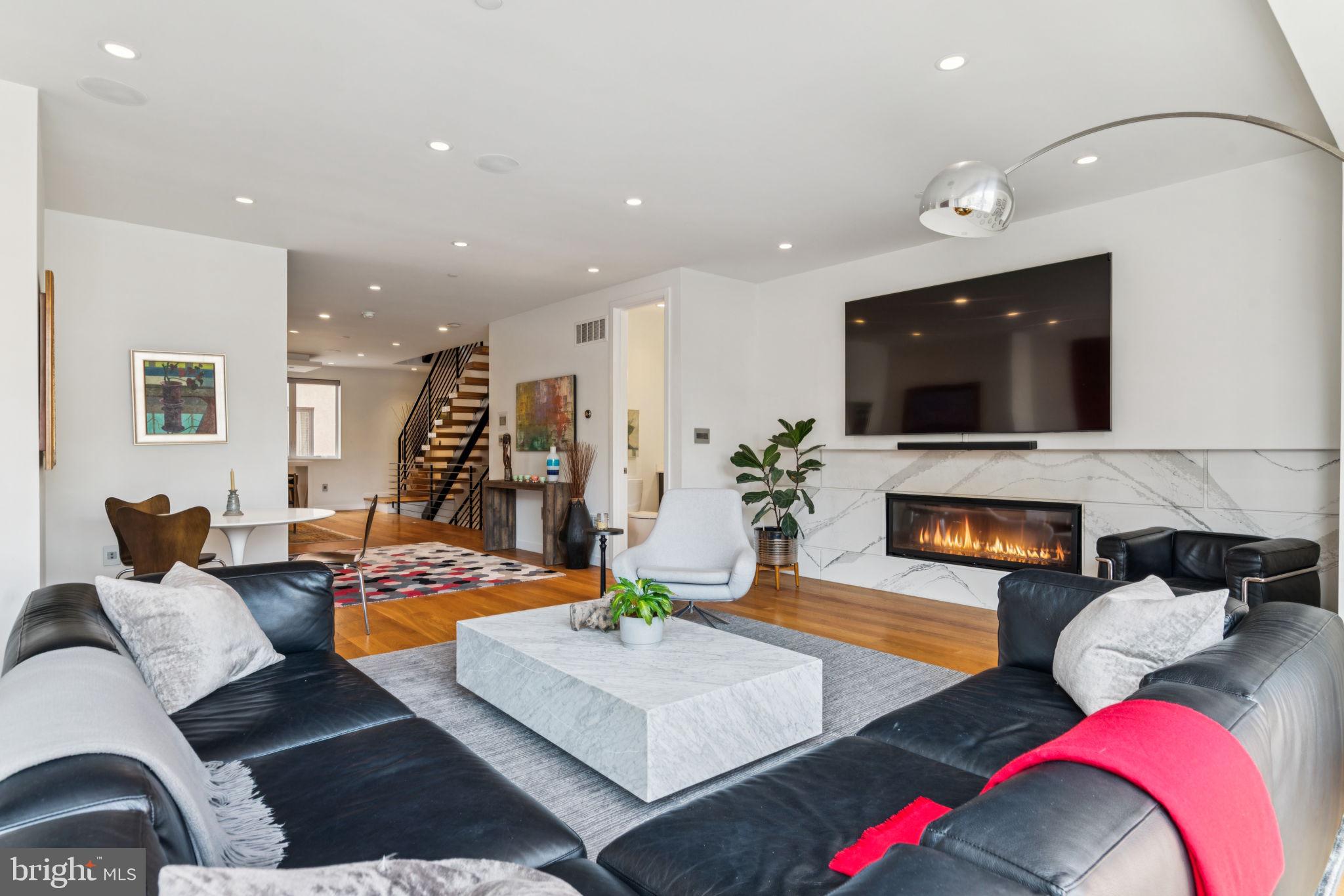 LOGAN SQUARE - Residential