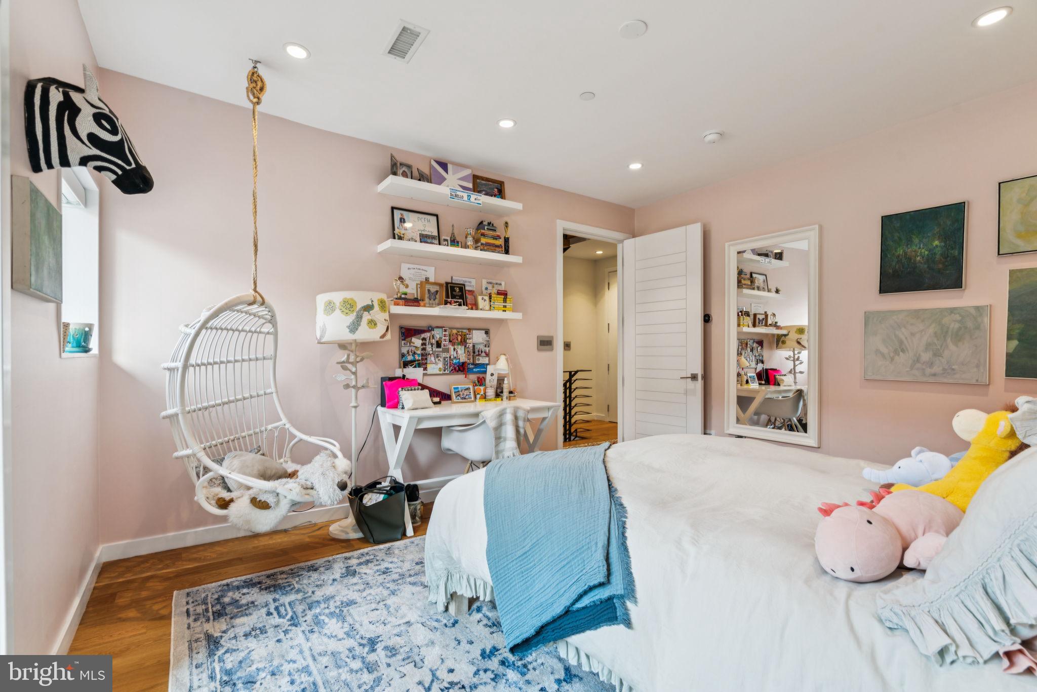 LOGAN SQUARE - Residential