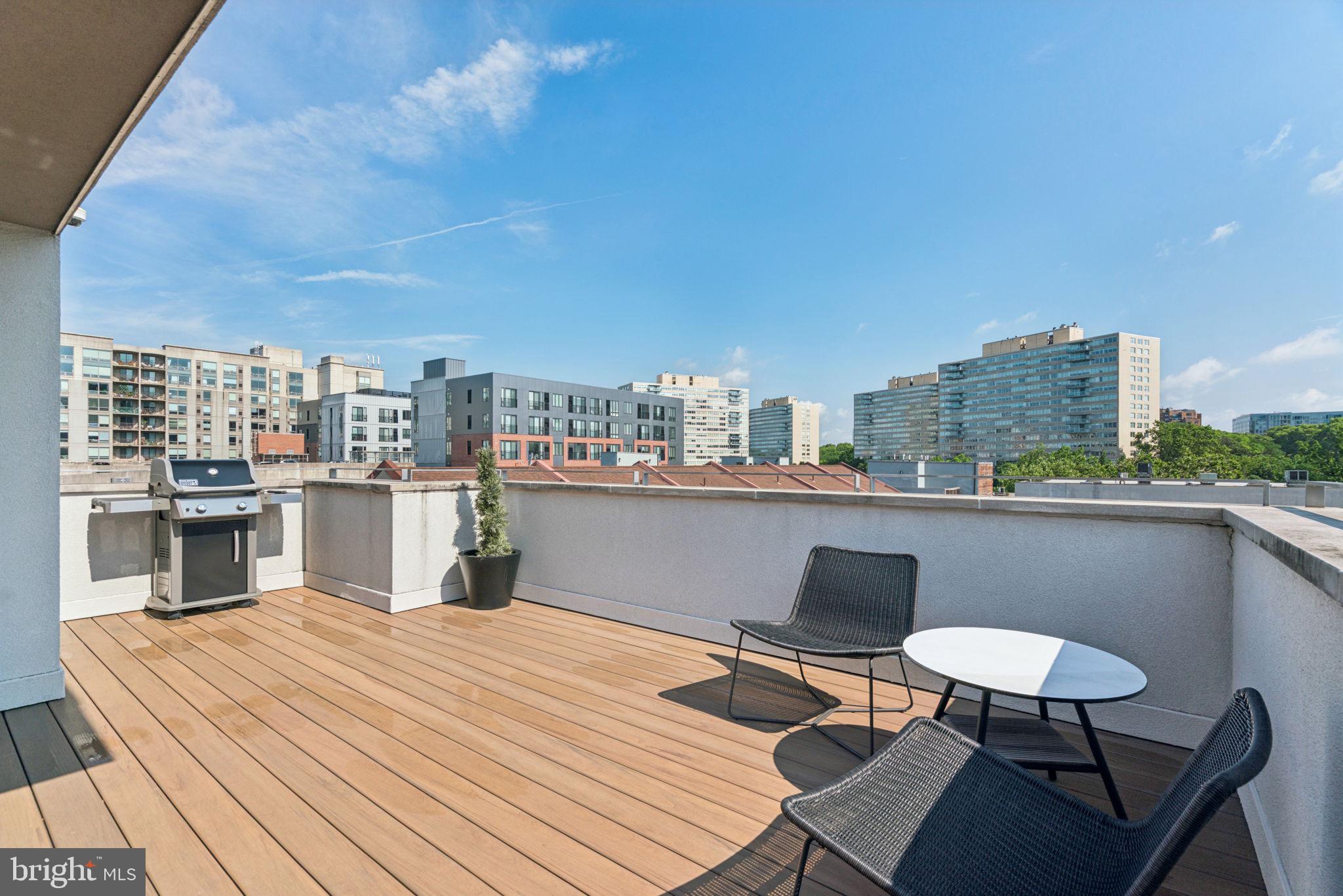 LOGAN SQUARE - Residential