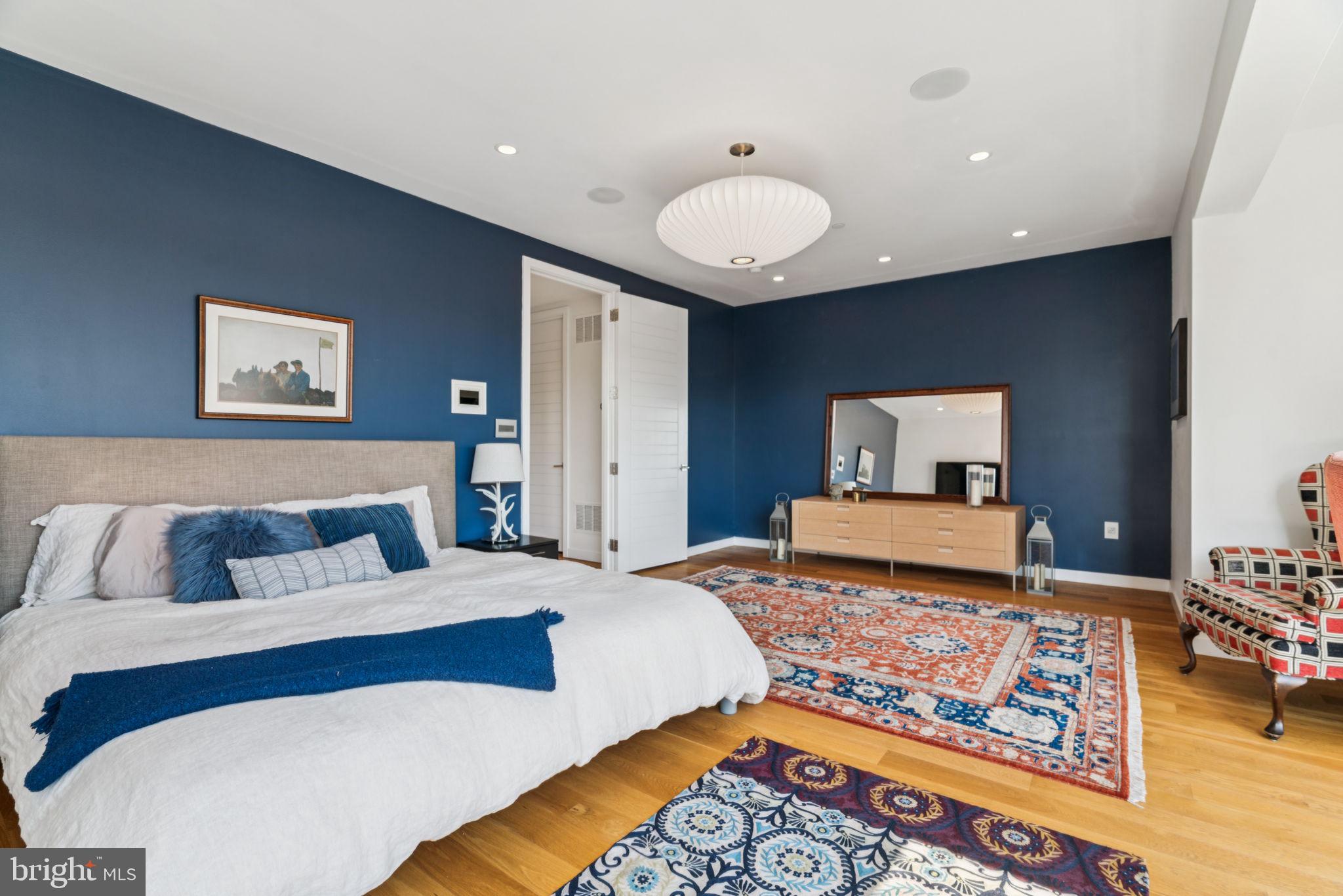 LOGAN SQUARE - Residential