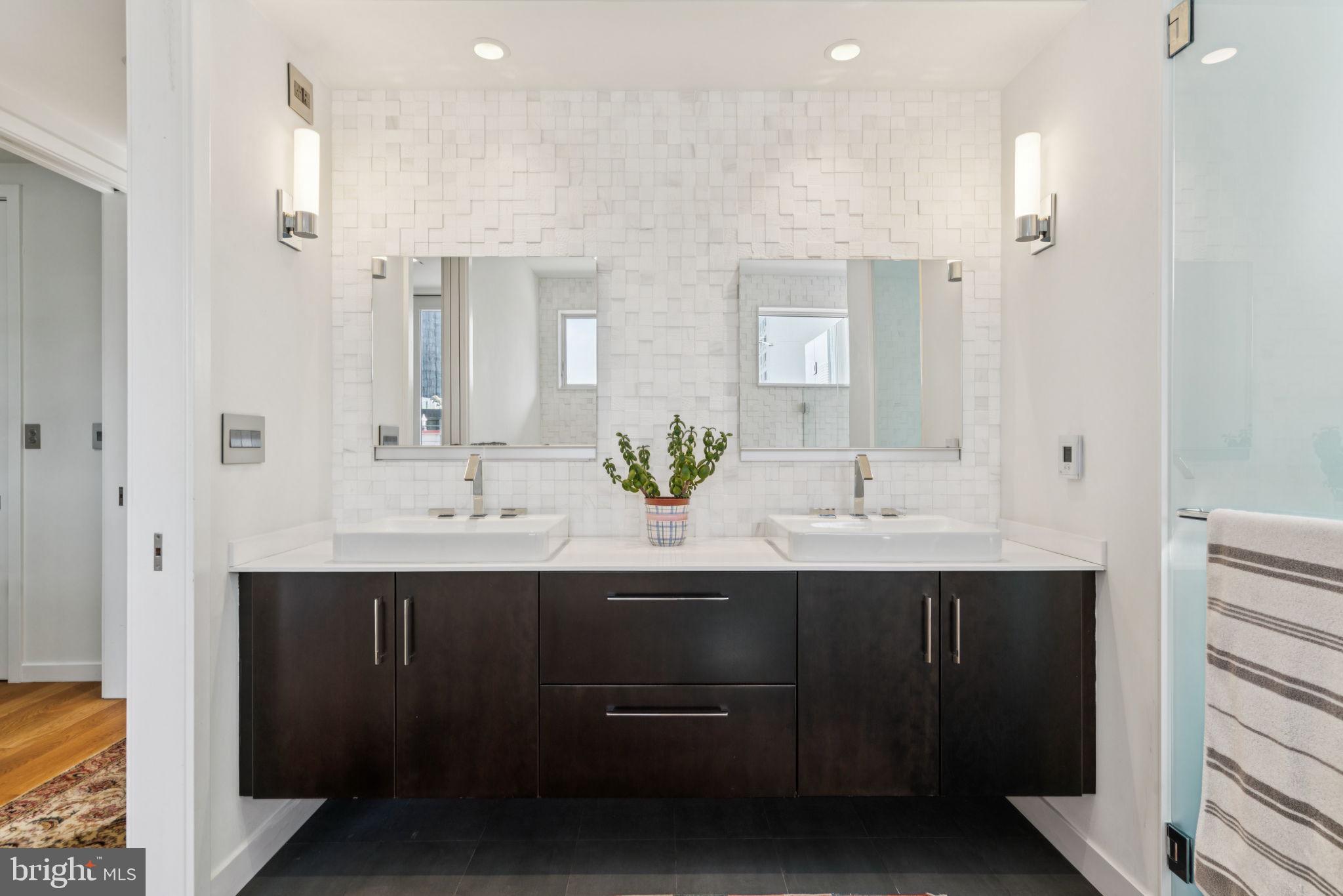 LOGAN SQUARE - Residential