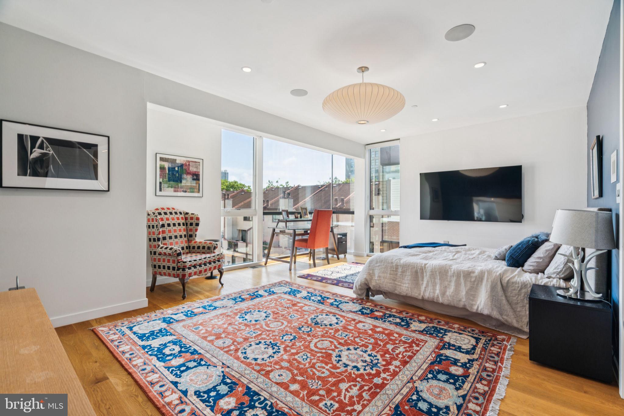 LOGAN SQUARE - Residential