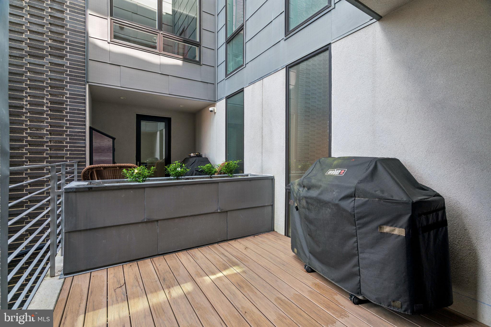 LOGAN SQUARE - Residential