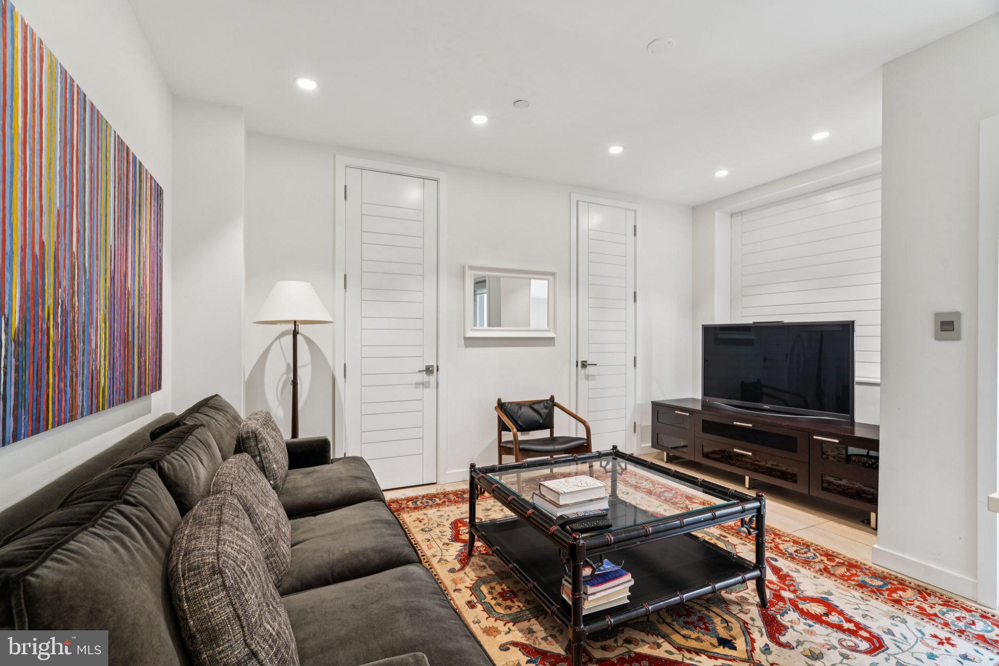 LOGAN SQUARE - Residential