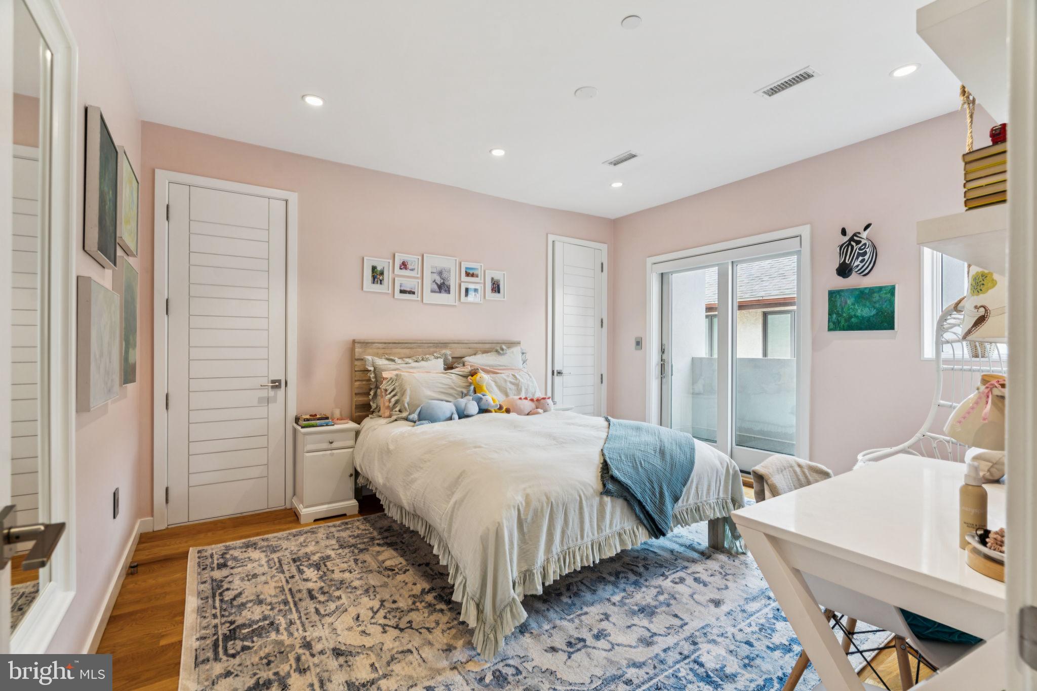 LOGAN SQUARE - Residential