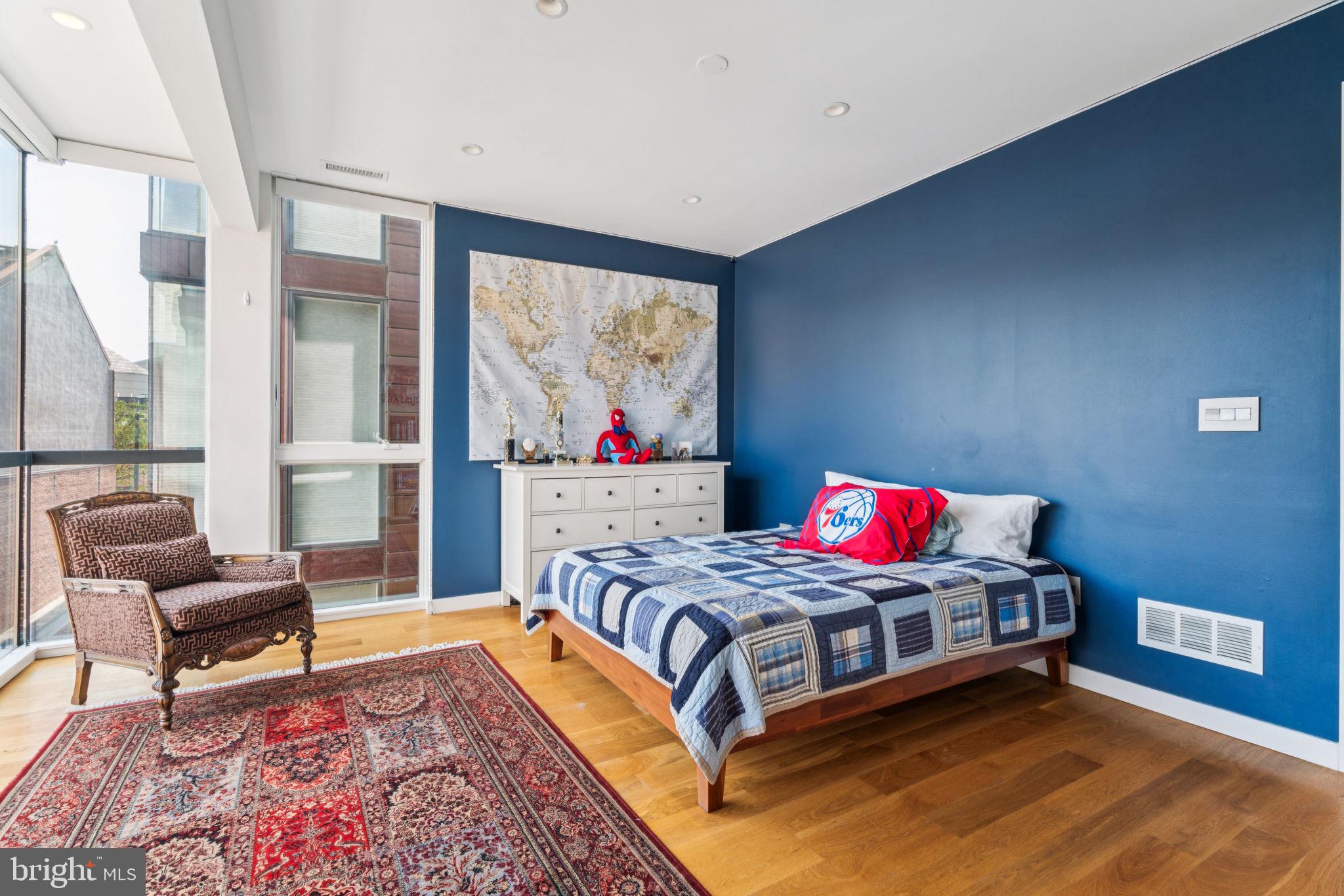 LOGAN SQUARE - Residential