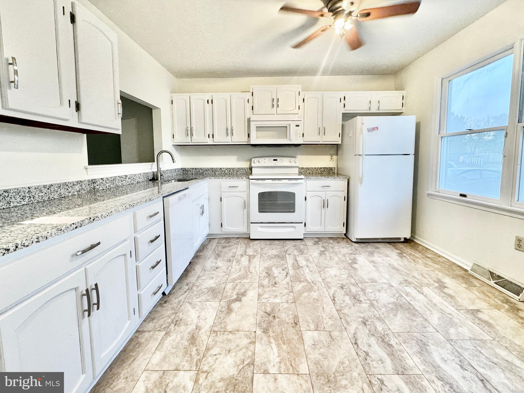 HAMPTON SQUARE - Residential