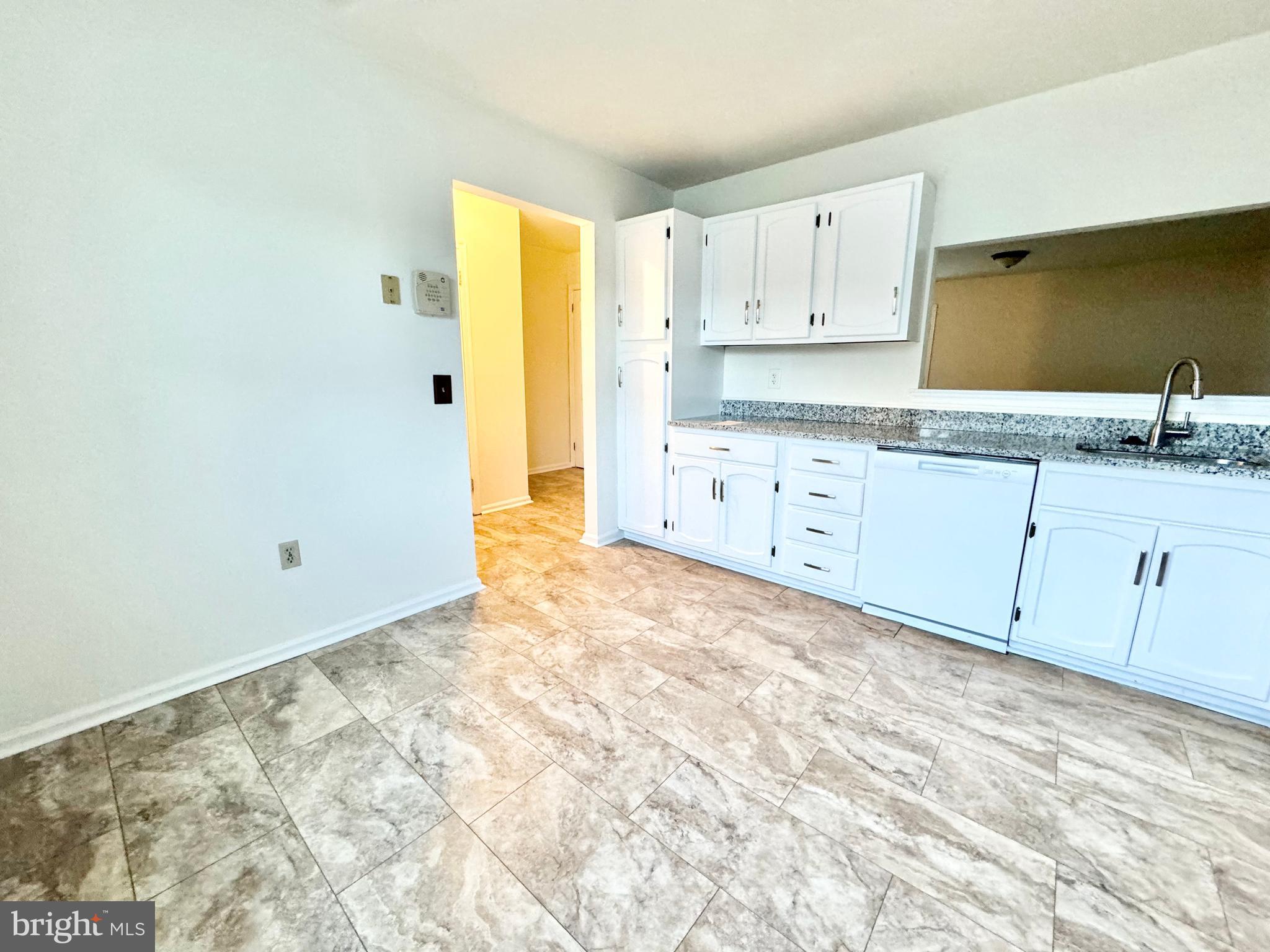 HAMPTON SQUARE - Residential