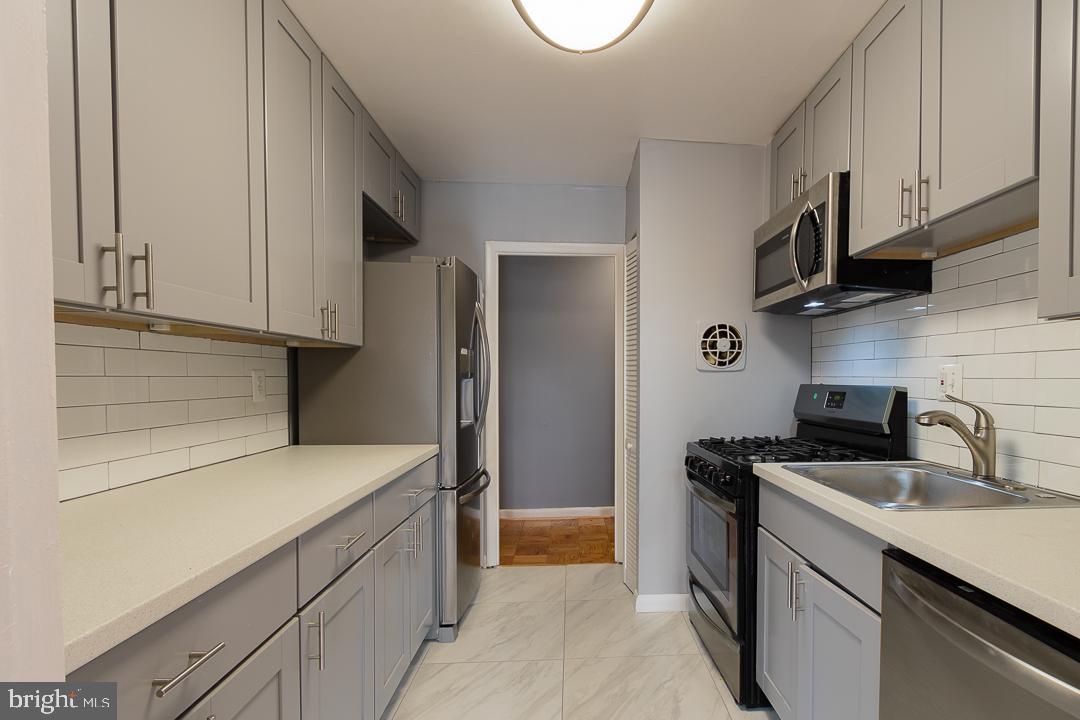 MARLOW TOWERS CONDOMINIUMS - Residential Lease