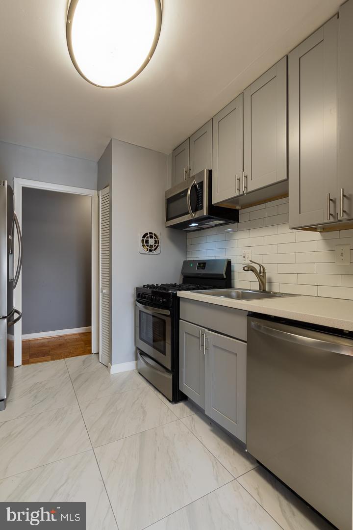 MARLOW TOWERS CONDOMINIUMS - Residential Lease