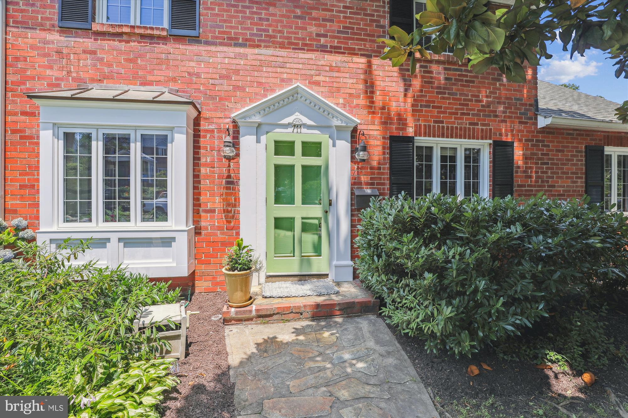 711 N OVERLOOK DRIVE