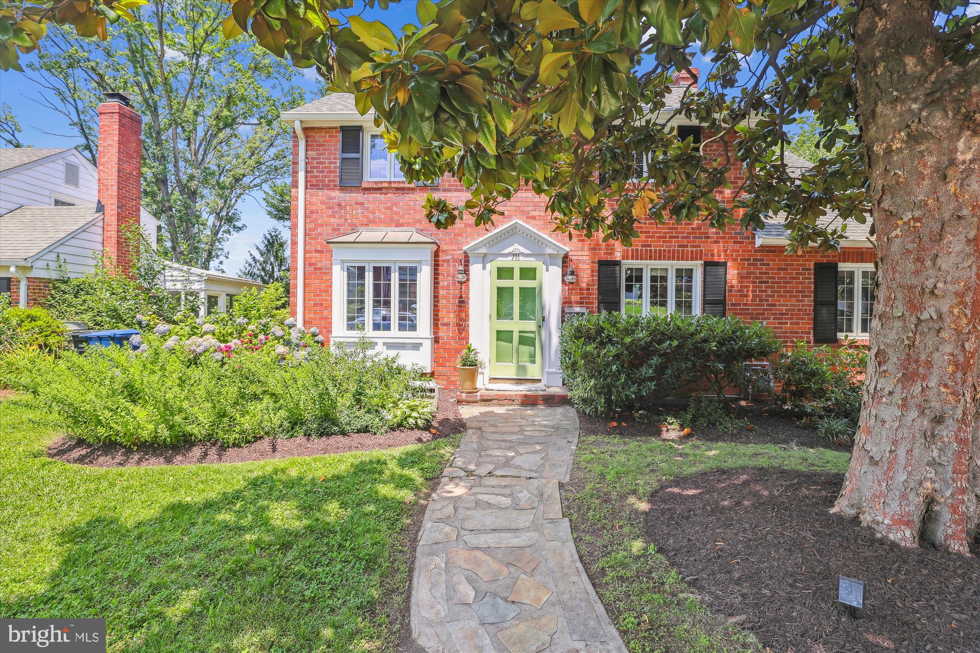 711 N OVERLOOK DRIVE