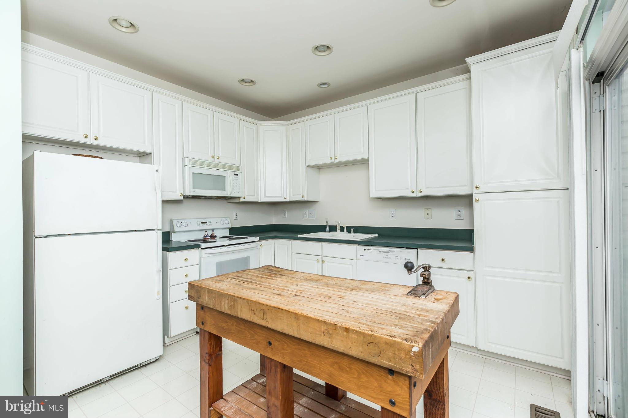 HOLLIFIELD STATION - Residential