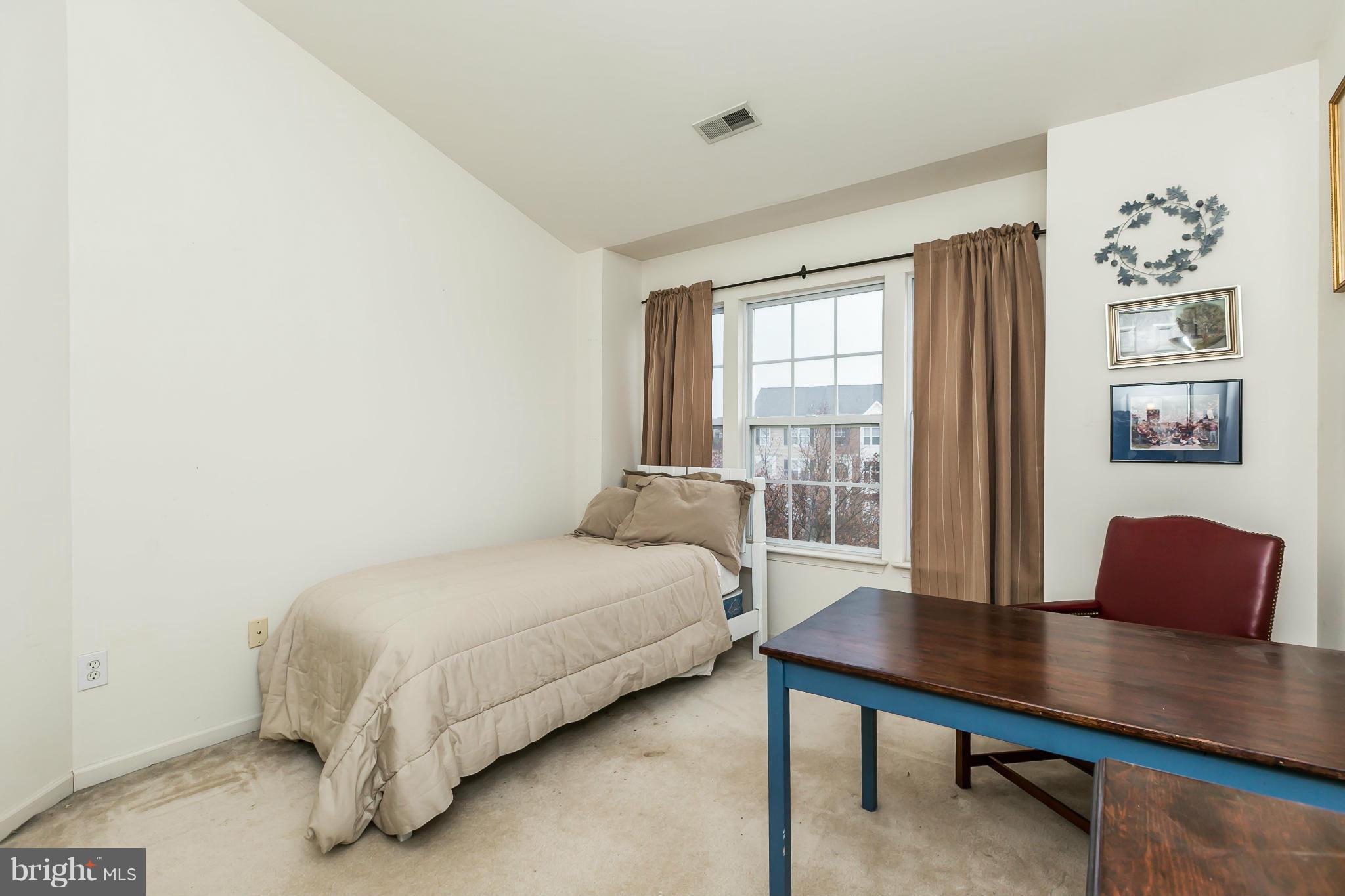 HOLLIFIELD STATION - Residential