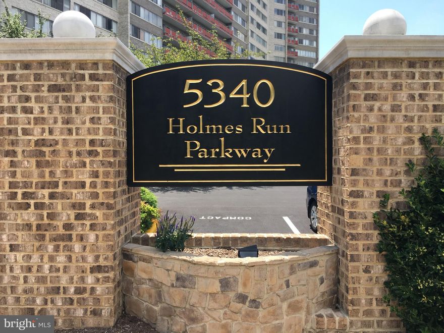 1BR/1BA WITH TONS OF LIGHT IN SECURE BLDG. UPDATED KITCHEN W/ NEW SS APPLIANCES, GRANITE COUNTERS & CABINETS.  NEW NEUTRAL PAINT, CARPET & TILE FLOORS. 24 HOUR DESK SERVICE, POOL, SAUNA, GYM, PARTY RM, AND PLENTY OF PARKING.  CLOSE TO SHOPPING & COMMUTER ROUTES.  NO PETS.